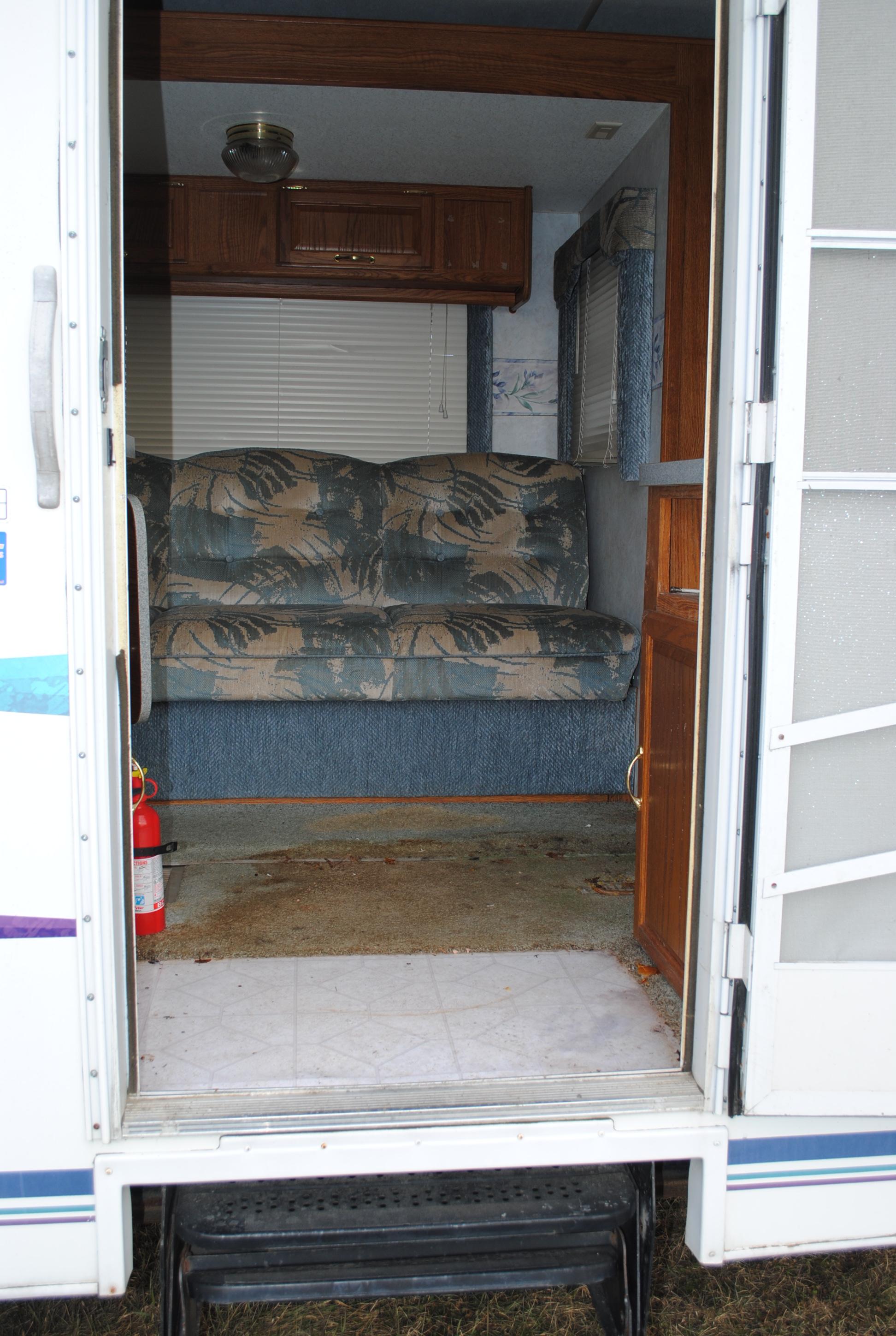 2000 Prowler LS 26H bumper pull camper (by Fleetwood RV), sleeps 6, has shower/tub combo, awning, sl
