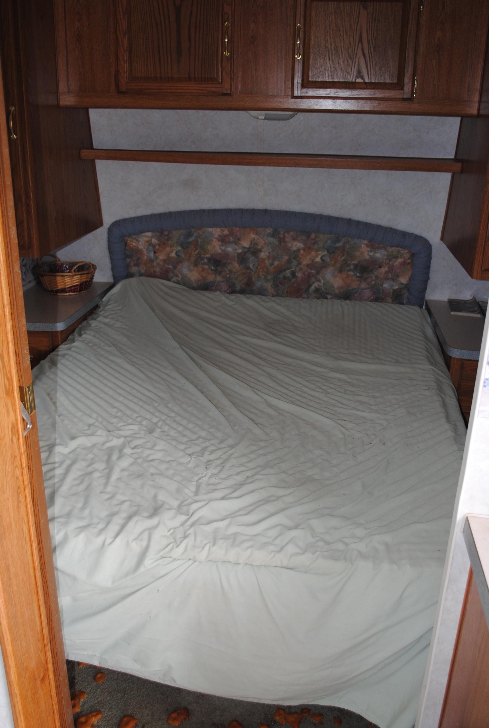 2000 Prowler LS 26H bumper pull camper (by Fleetwood RV), sleeps 6, has shower/tub combo, awning, sl