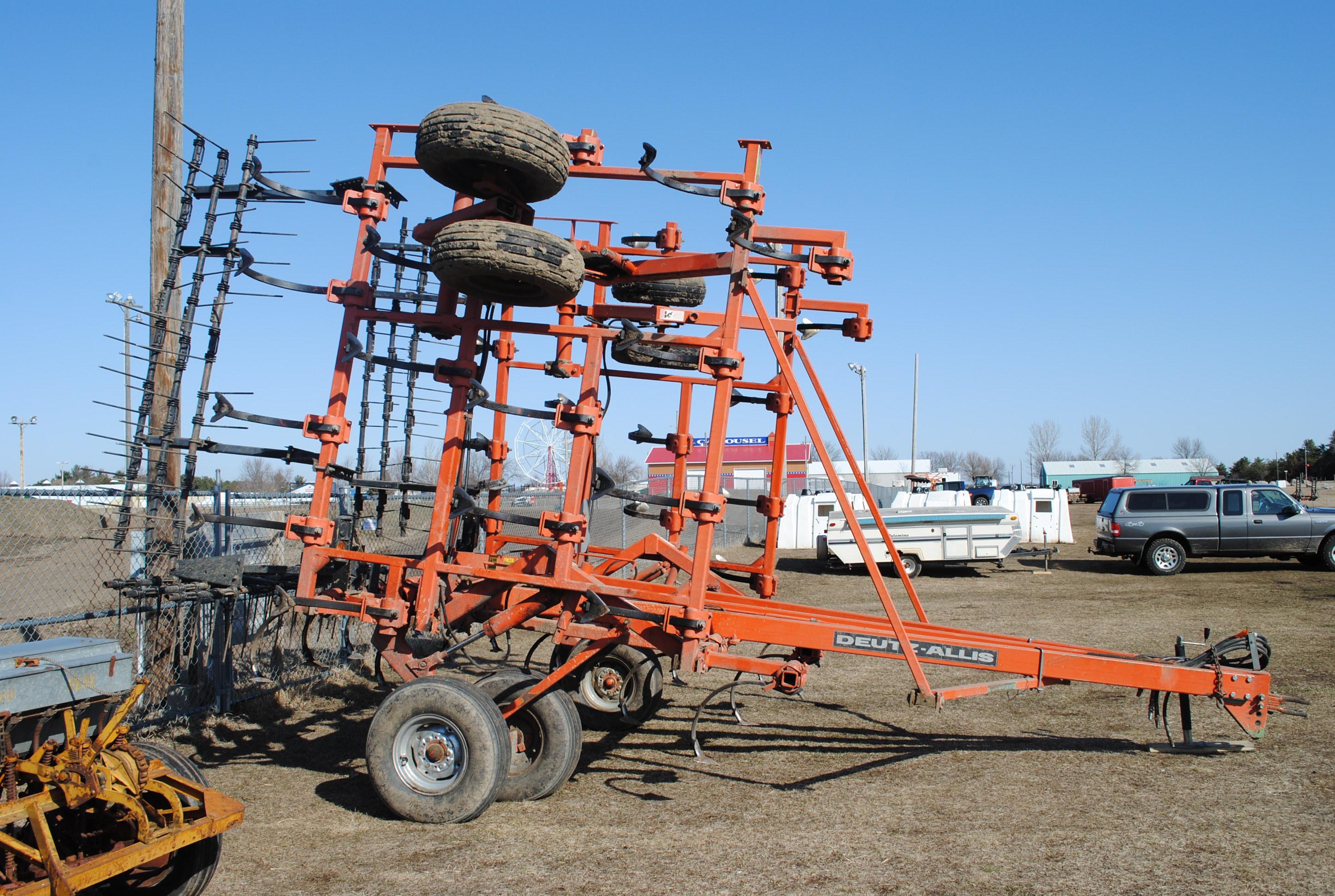 Deutz-Allis 30' field cultivator with 3-bar harrow, Model V1400,