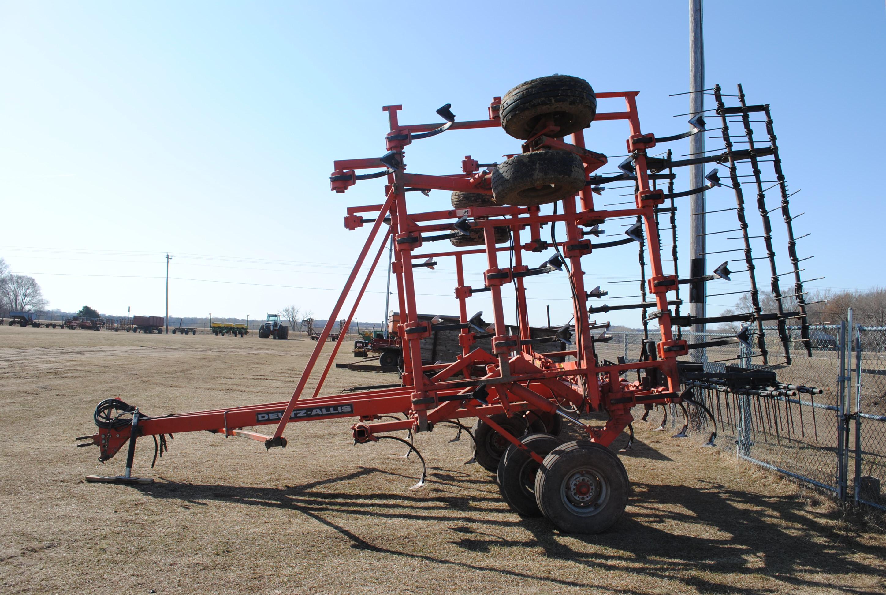 Deutz-Allis 30' field cultivator with 3-bar harrow, Model V1400,
