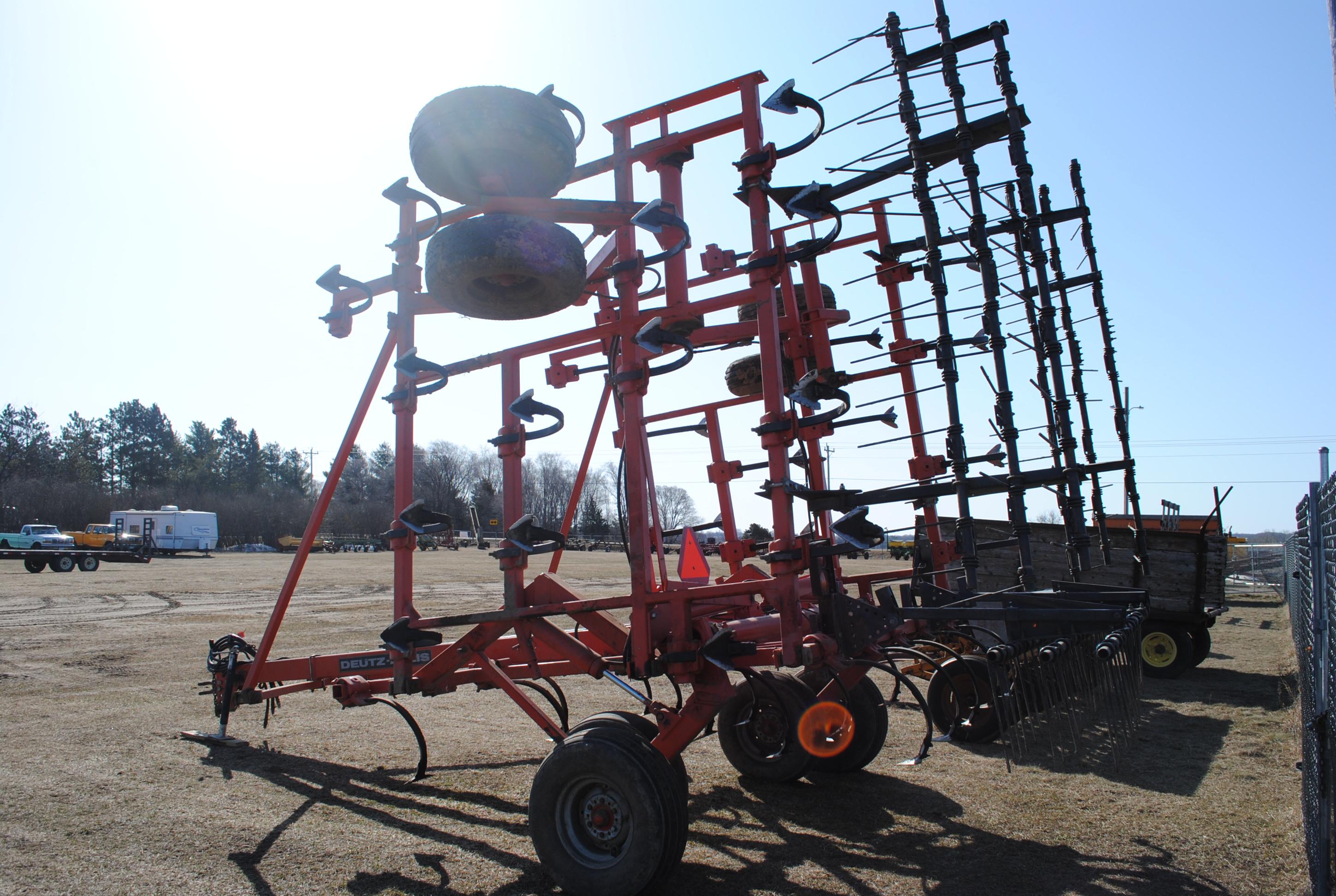 Deutz-Allis 30' field cultivator with 3-bar harrow, Model V1400,