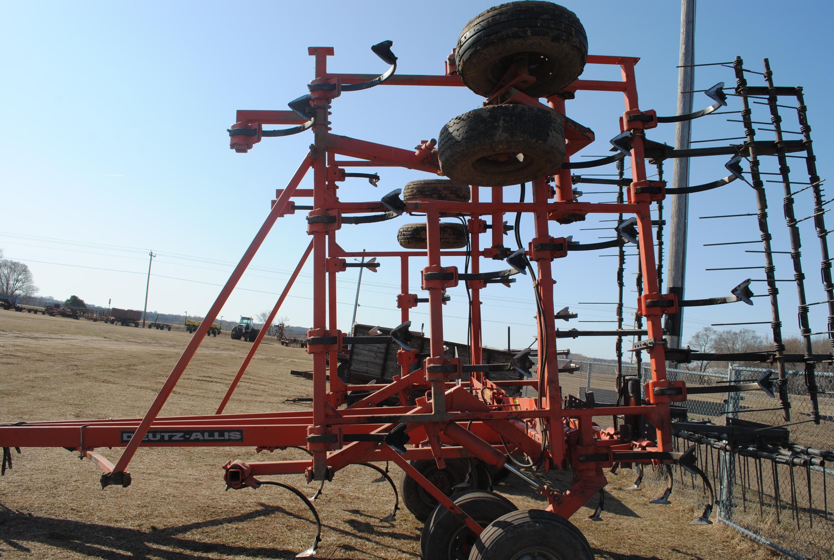 Deutz-Allis 30' field cultivator with 3-bar harrow, Model V1400,