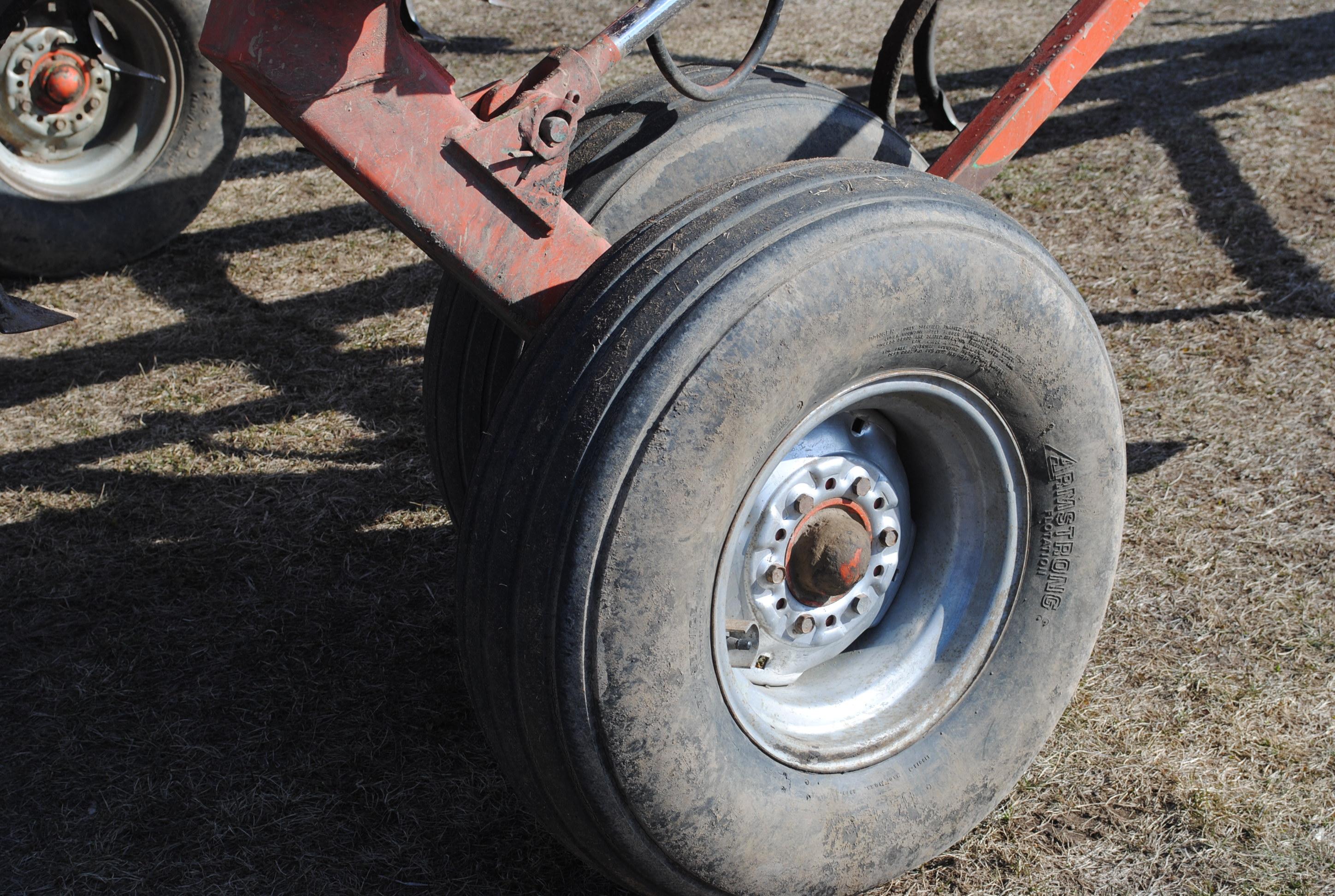 Deutz-Allis 30' field cultivator with 3-bar harrow, Model V1400,