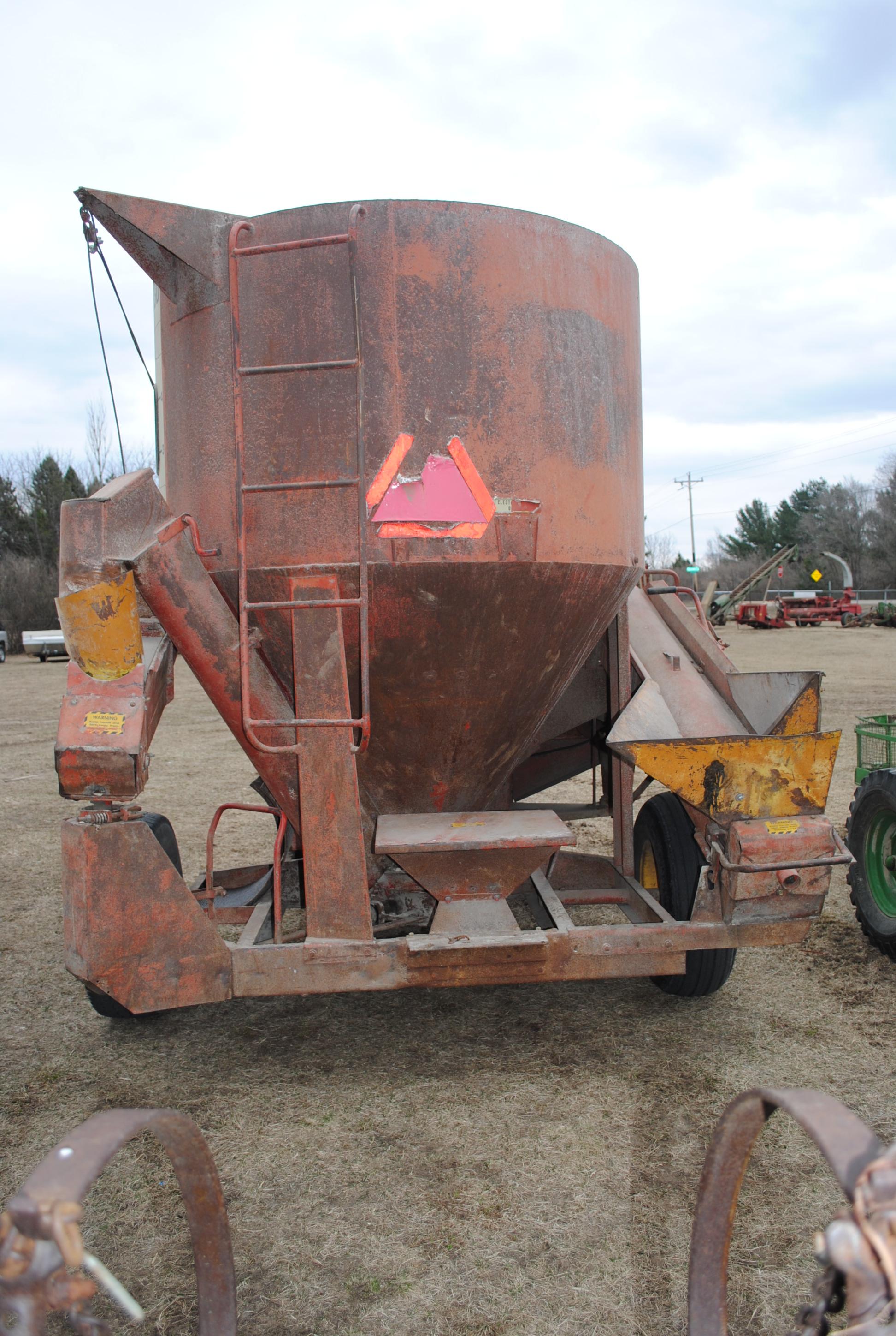 Farmhand 830 Feed Mixer
