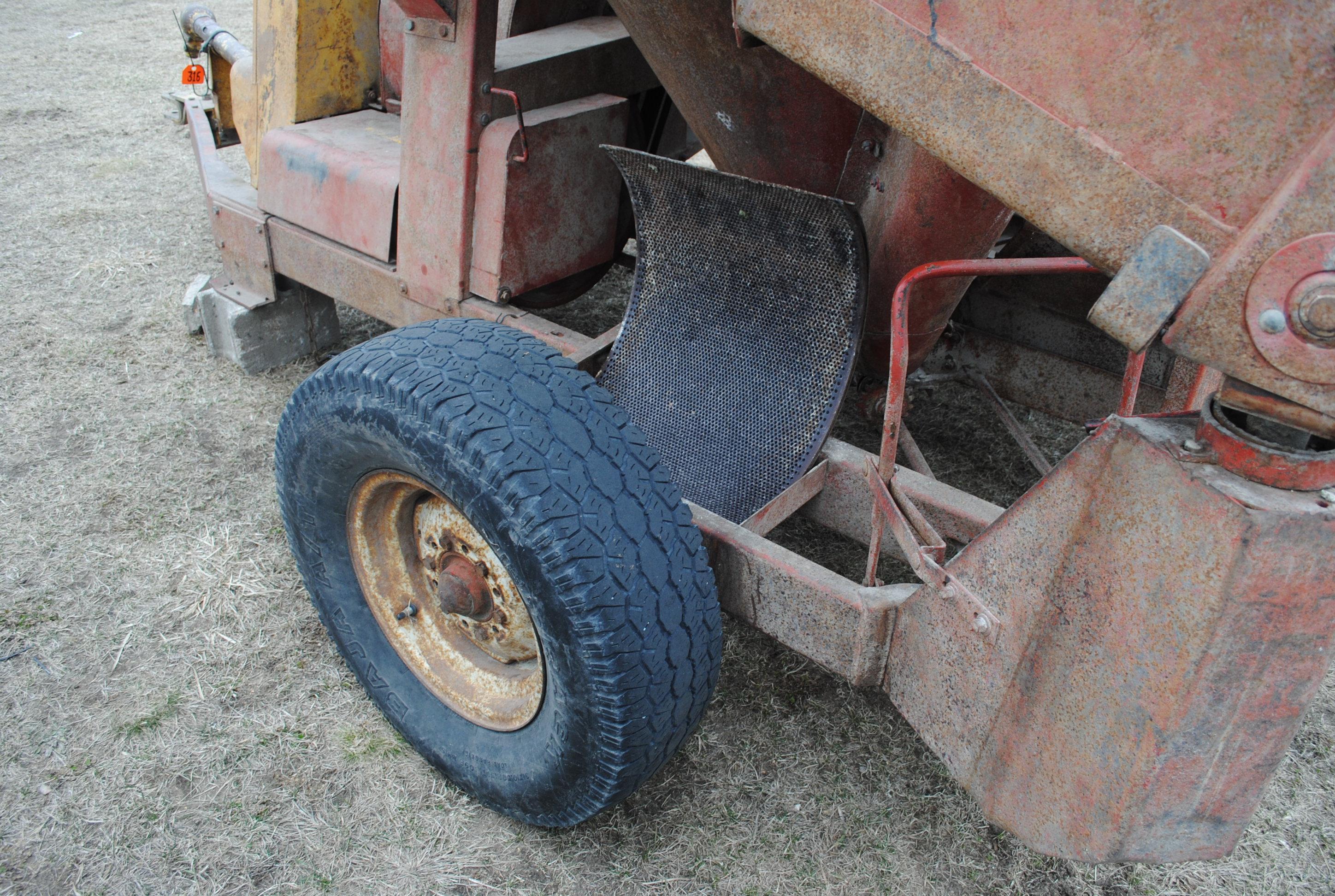 Farmhand 830 Feed Mixer