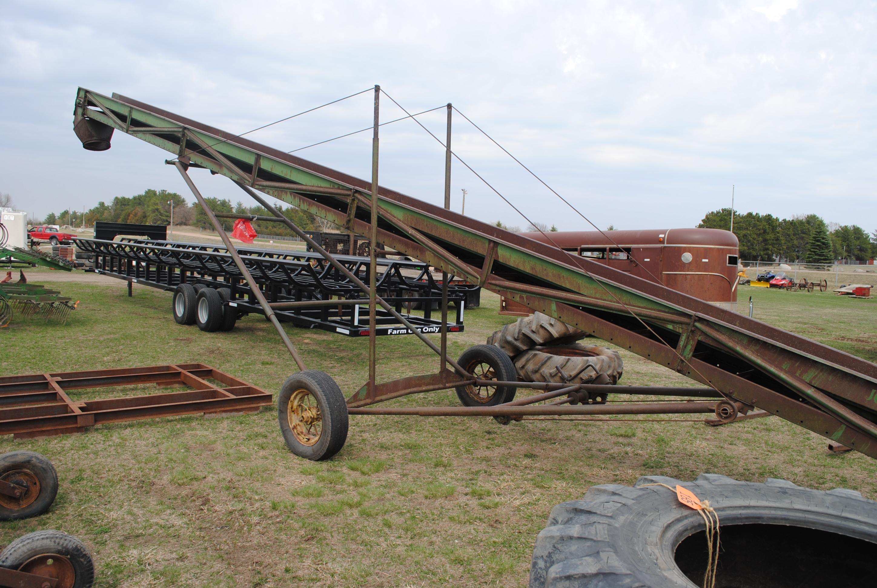 John Deere Elevator, owner states works good, tires appear good