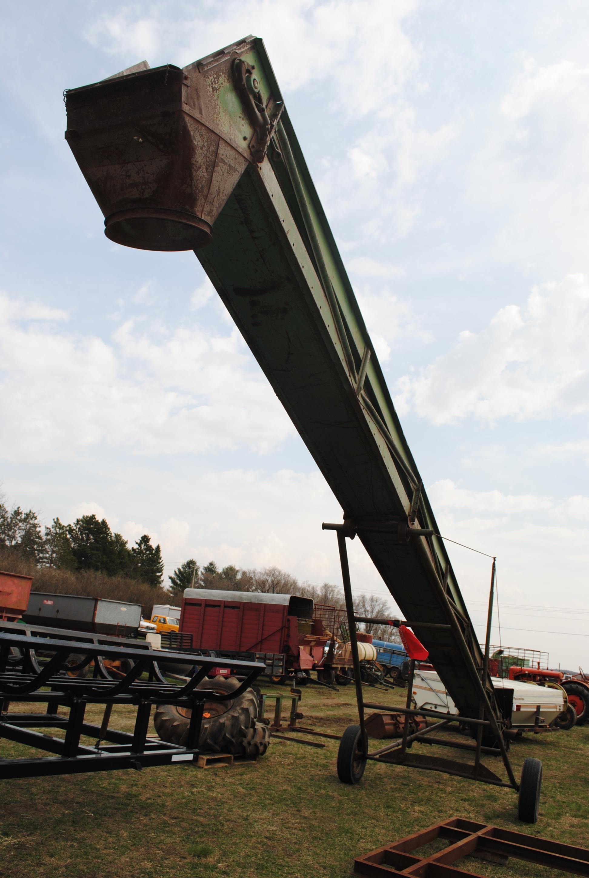John Deere Elevator, owner states works good, tires appear good