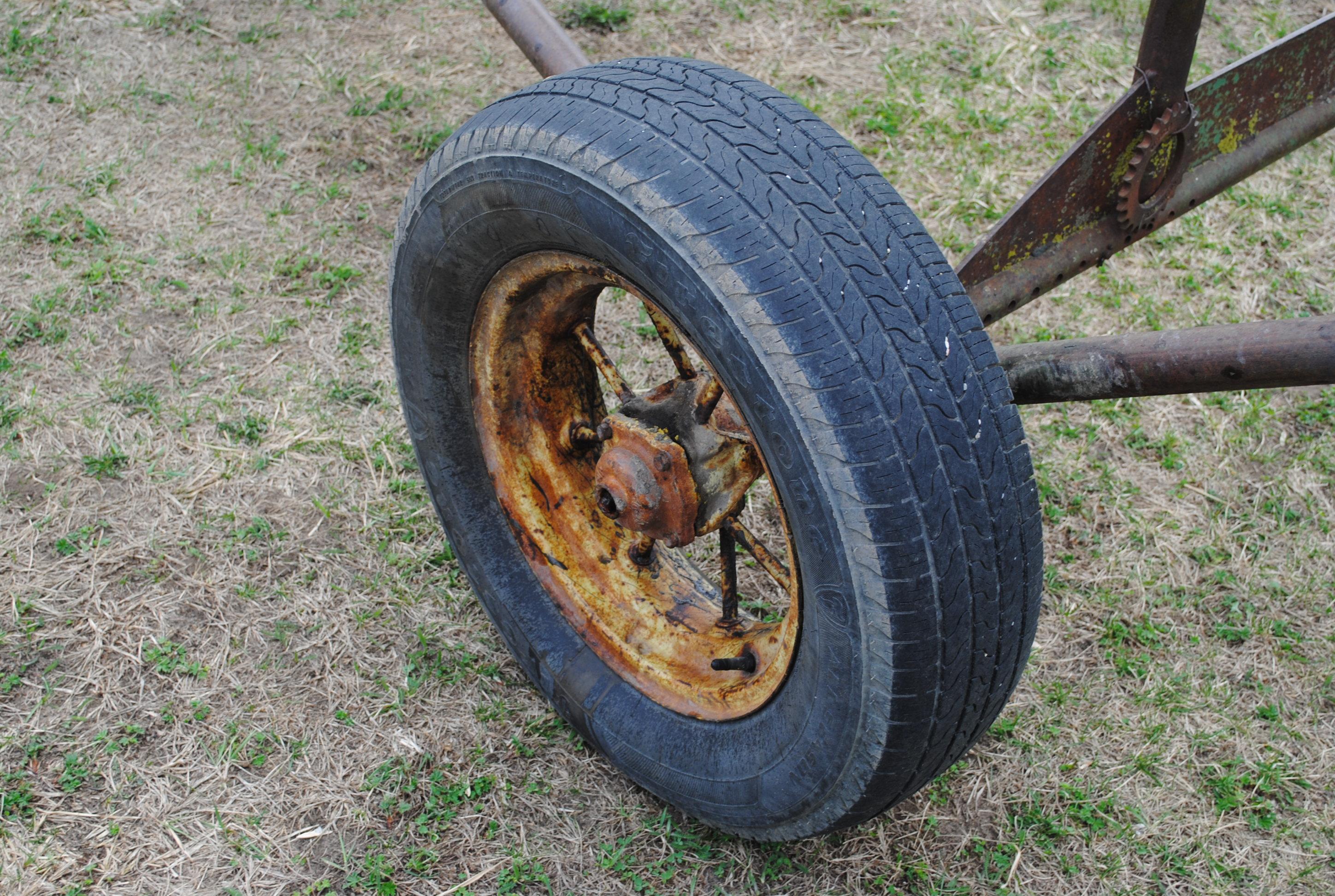 John Deere Elevator, owner states works good, tires appear good