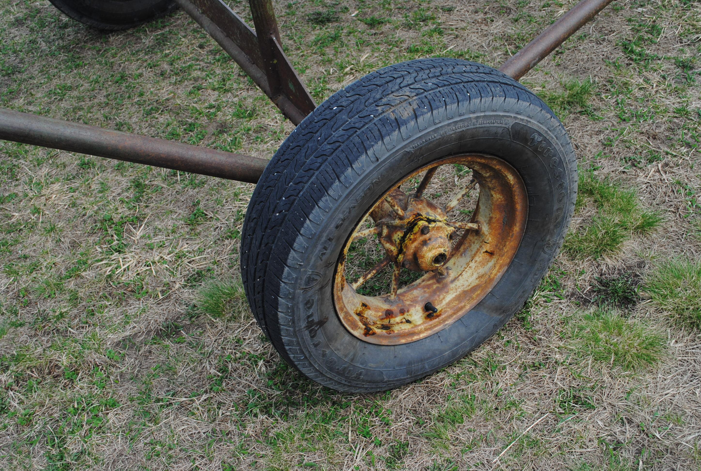 John Deere Elevator, owner states works good, tires appear good