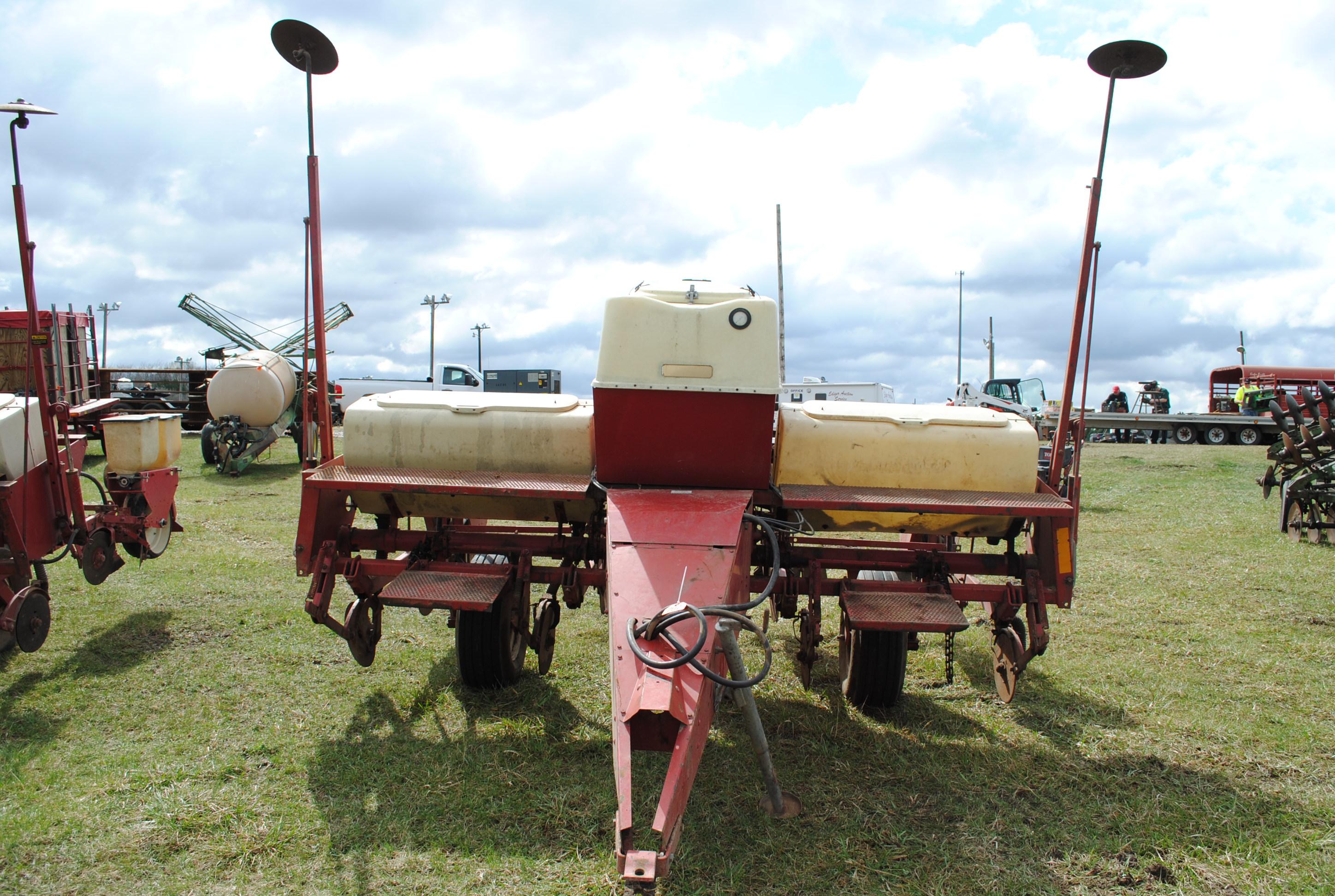 International 400 Cyclo planter, parts planter