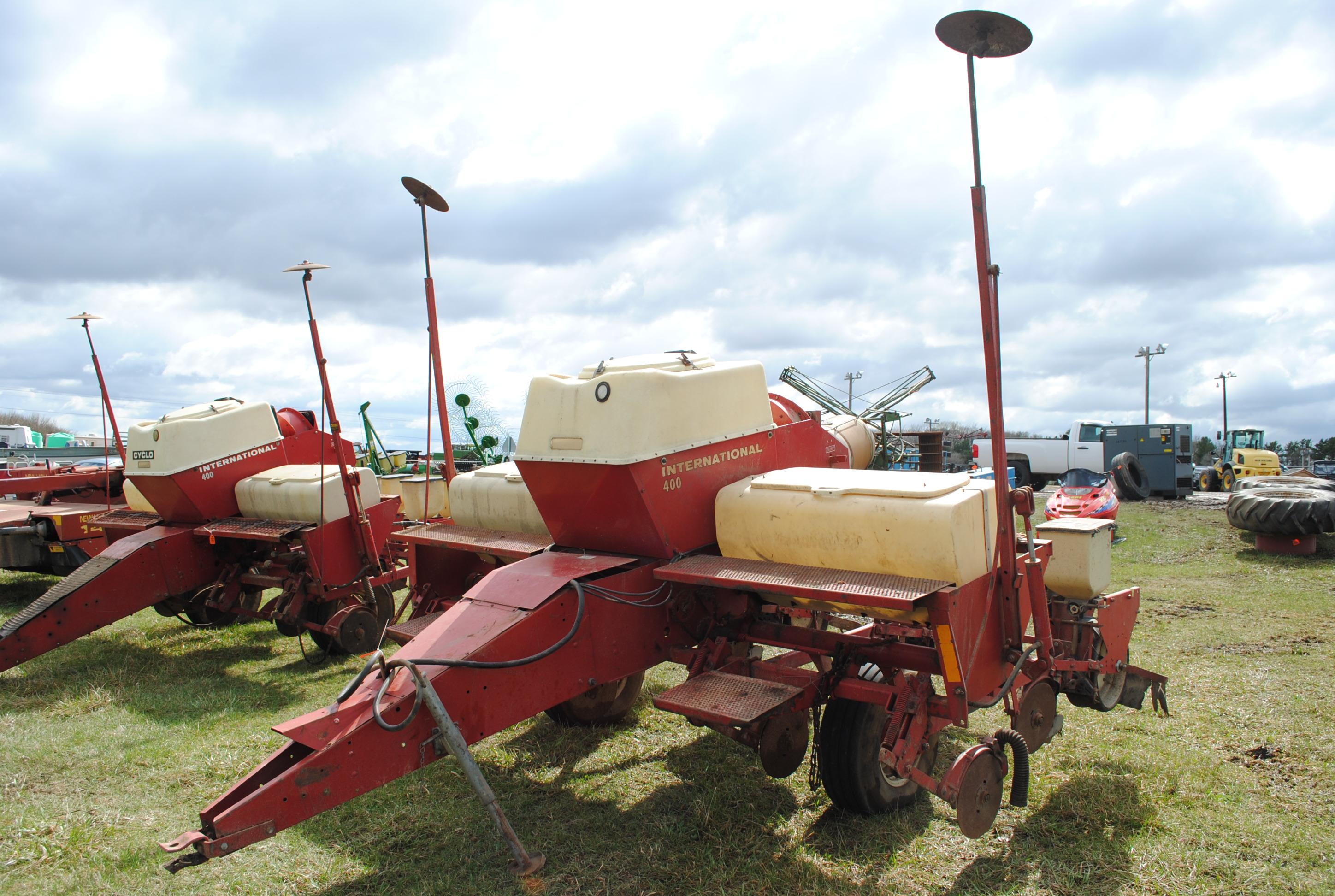 International 400 Cyclo planter, parts planter