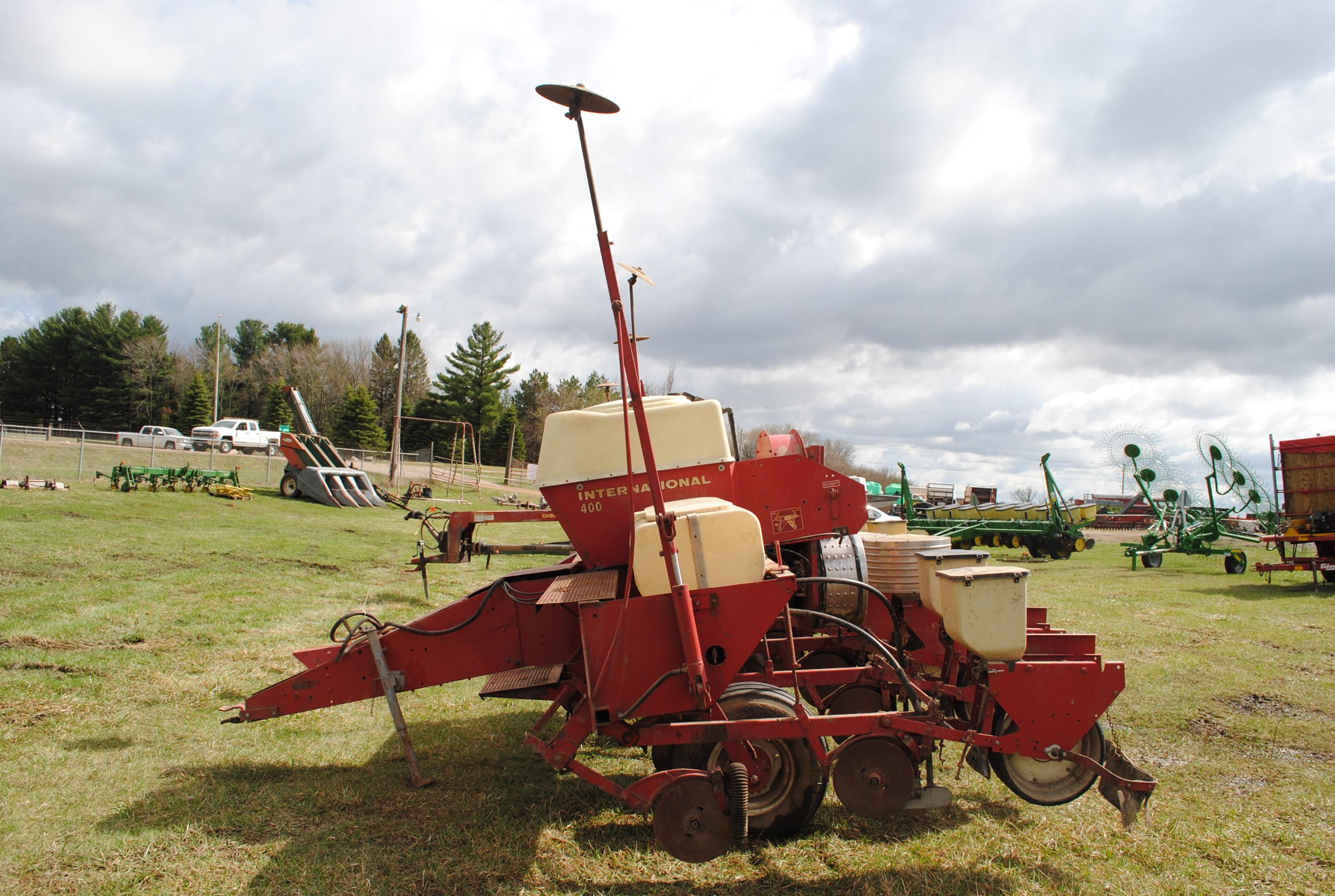International 400 Cyclo planter, parts planter