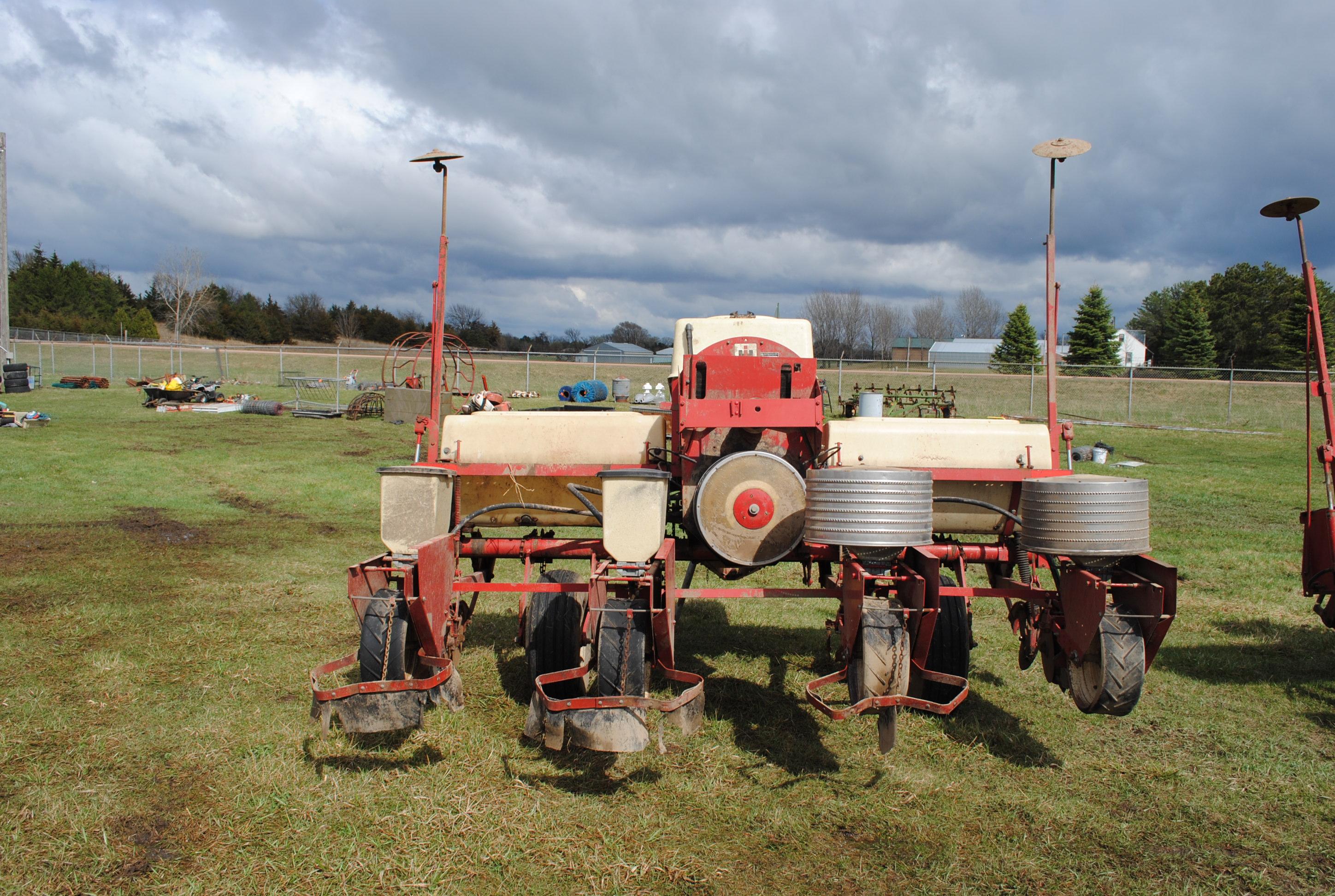 International 400 Cyclo planter, parts planter