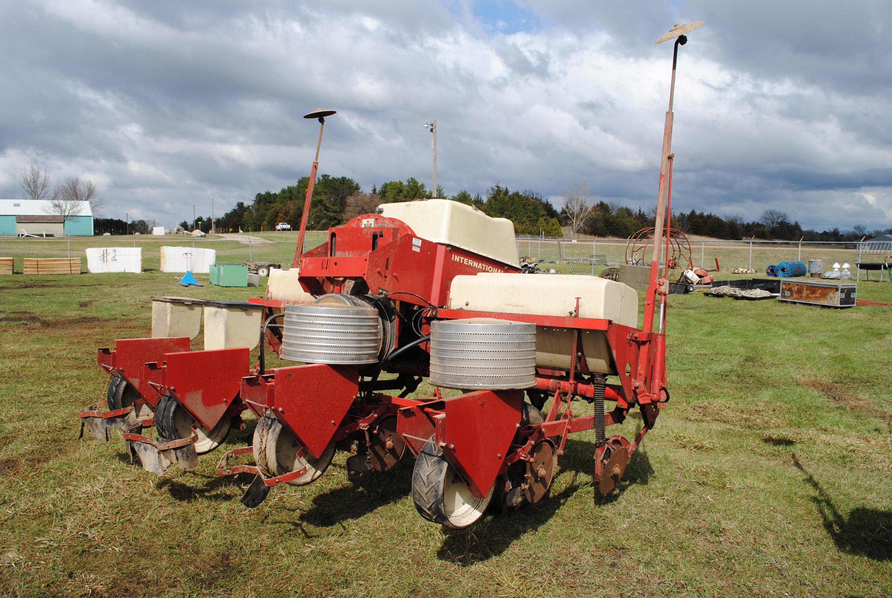 International 400 Cyclo planter, parts planter