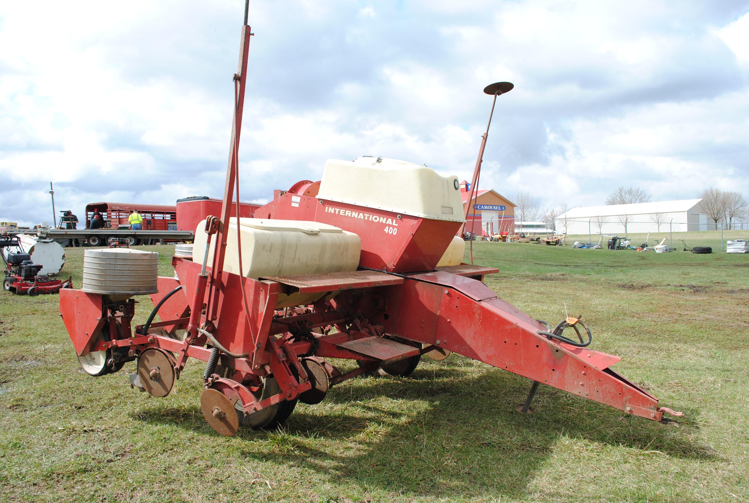 International 400 Cyclo planter, parts planter