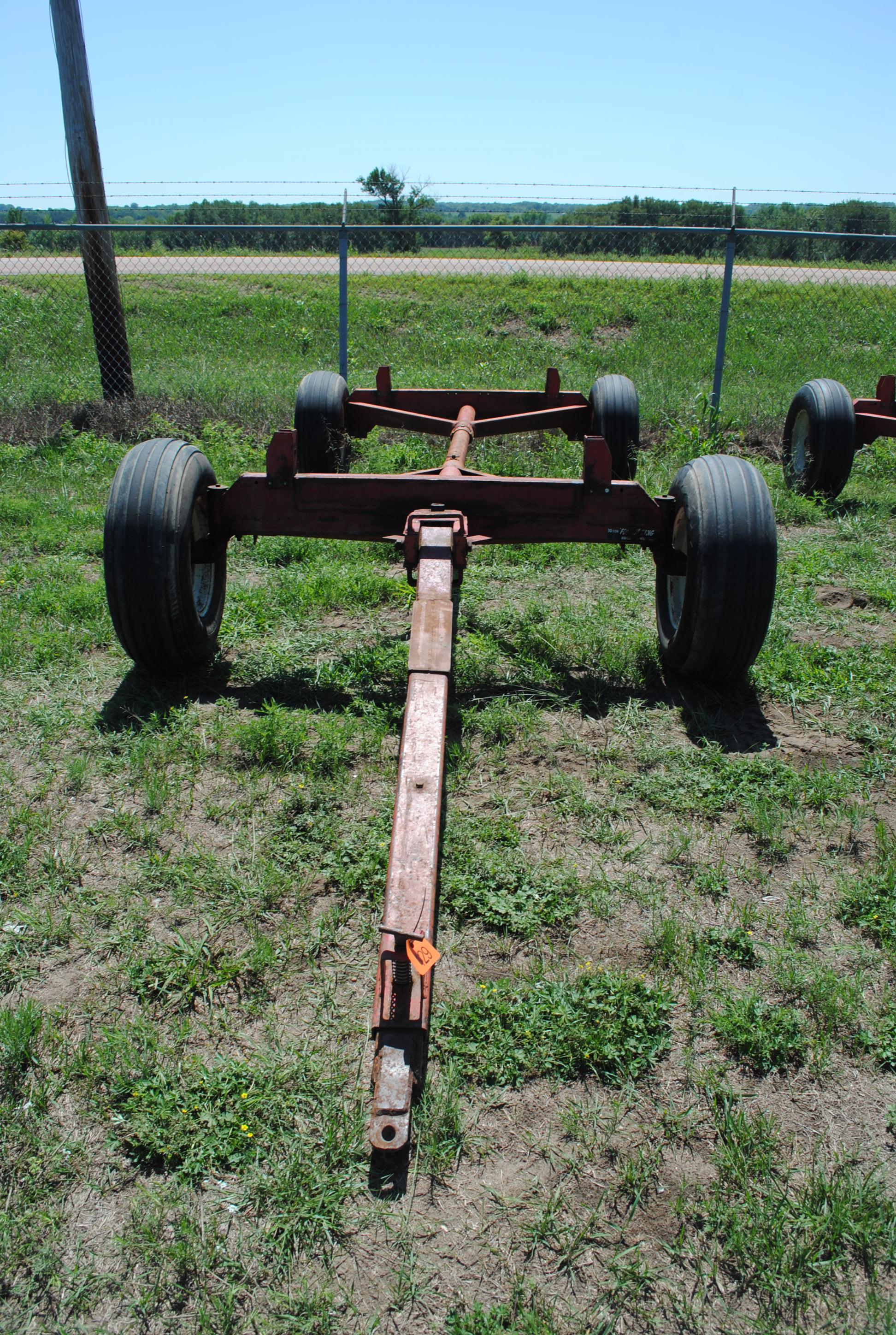 Forage King 10-ton 4-wheel running gear with extendable pole
