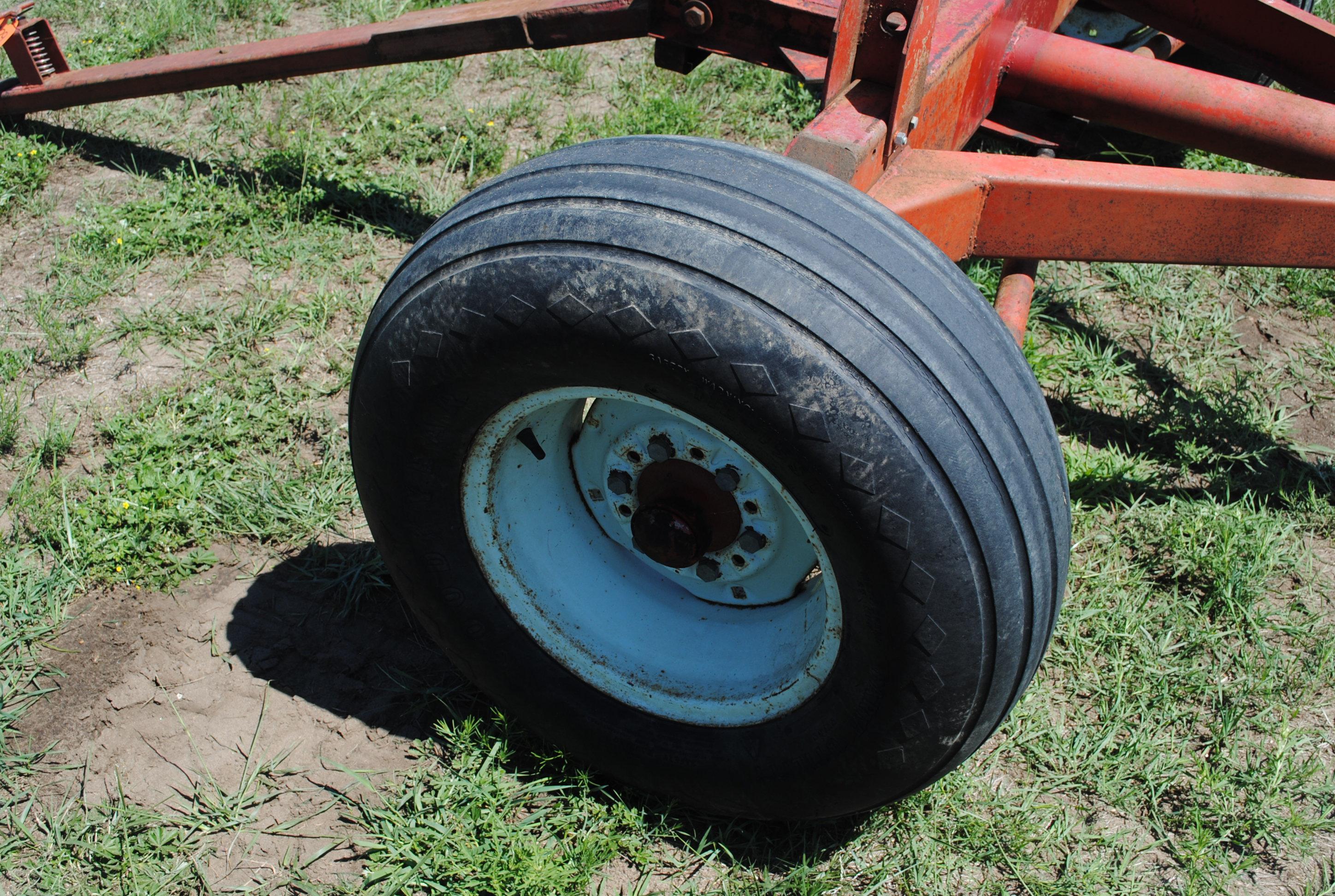 Forage King 10-ton 4-wheel running gear with extendable pole