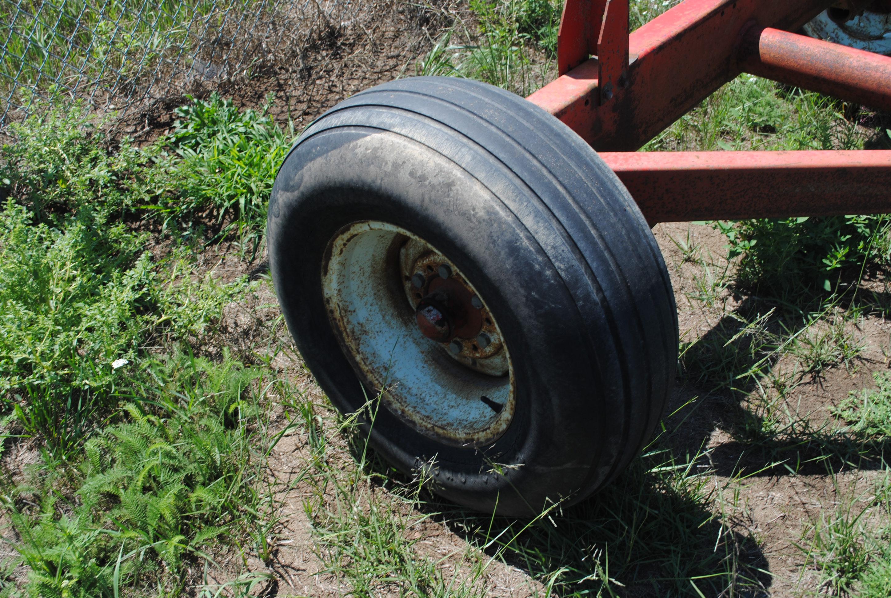 Forage King 10-ton 4-wheel running gear with extendable pole