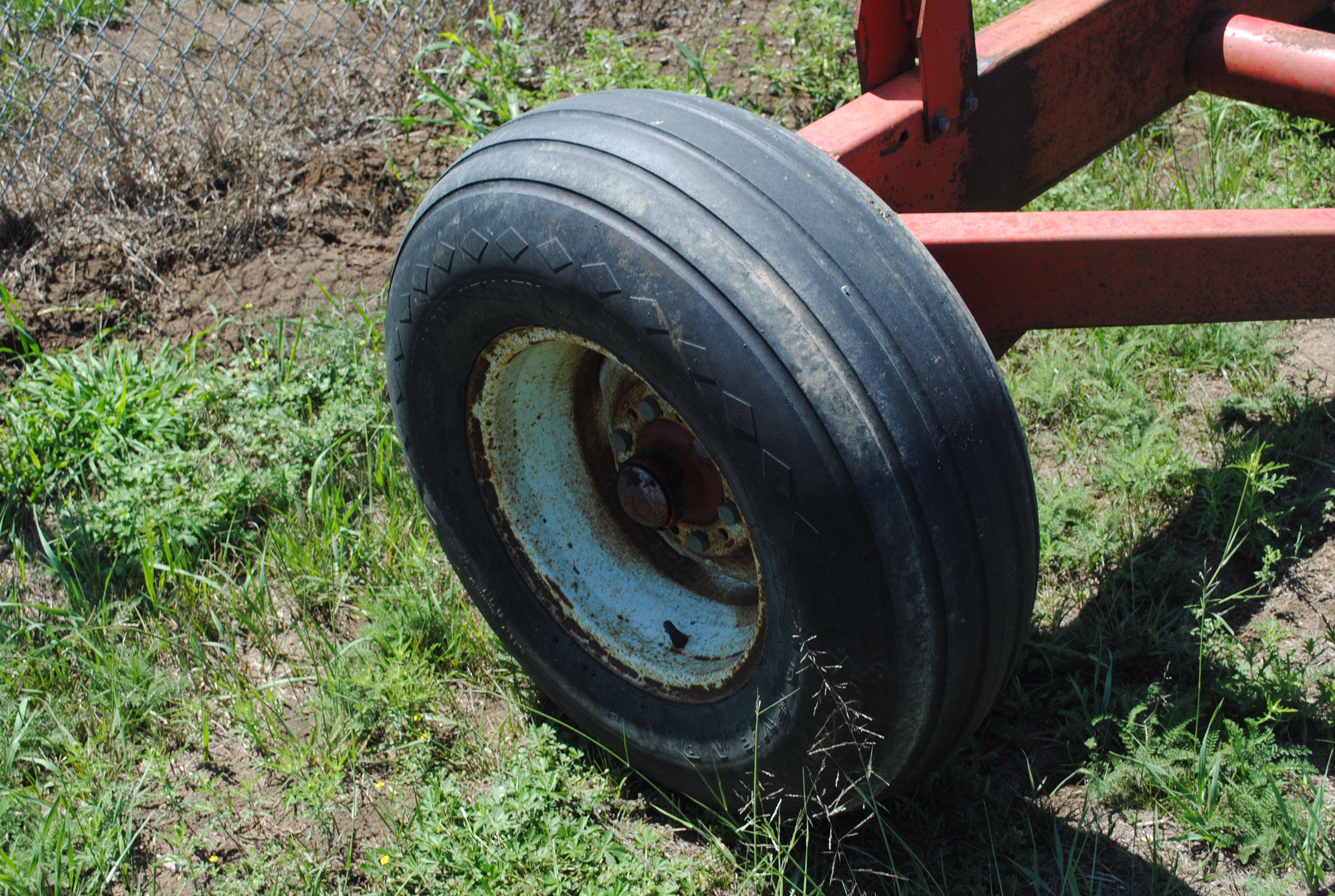 Forage King 10-ton 4-wheel running gear with extendable pole