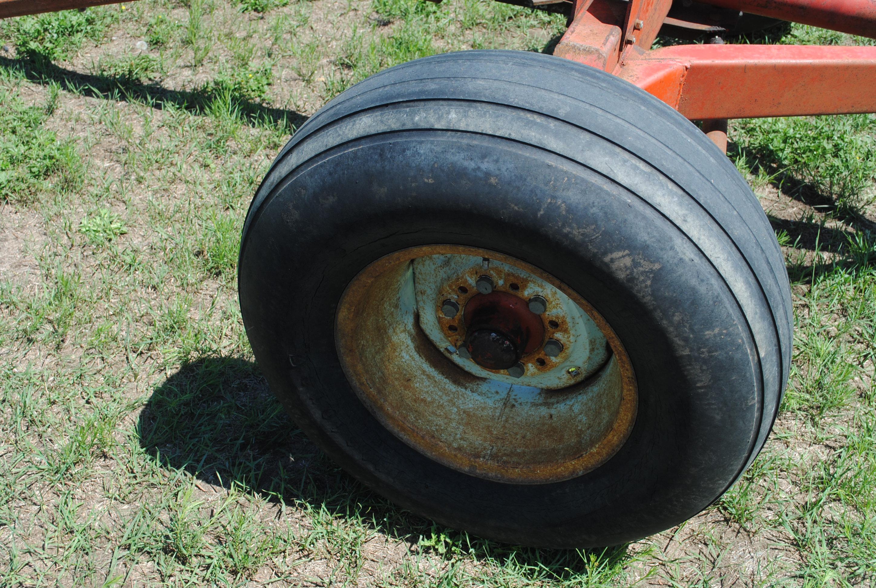 Forage King 10-ton 4-wheel running gear with extendable pole