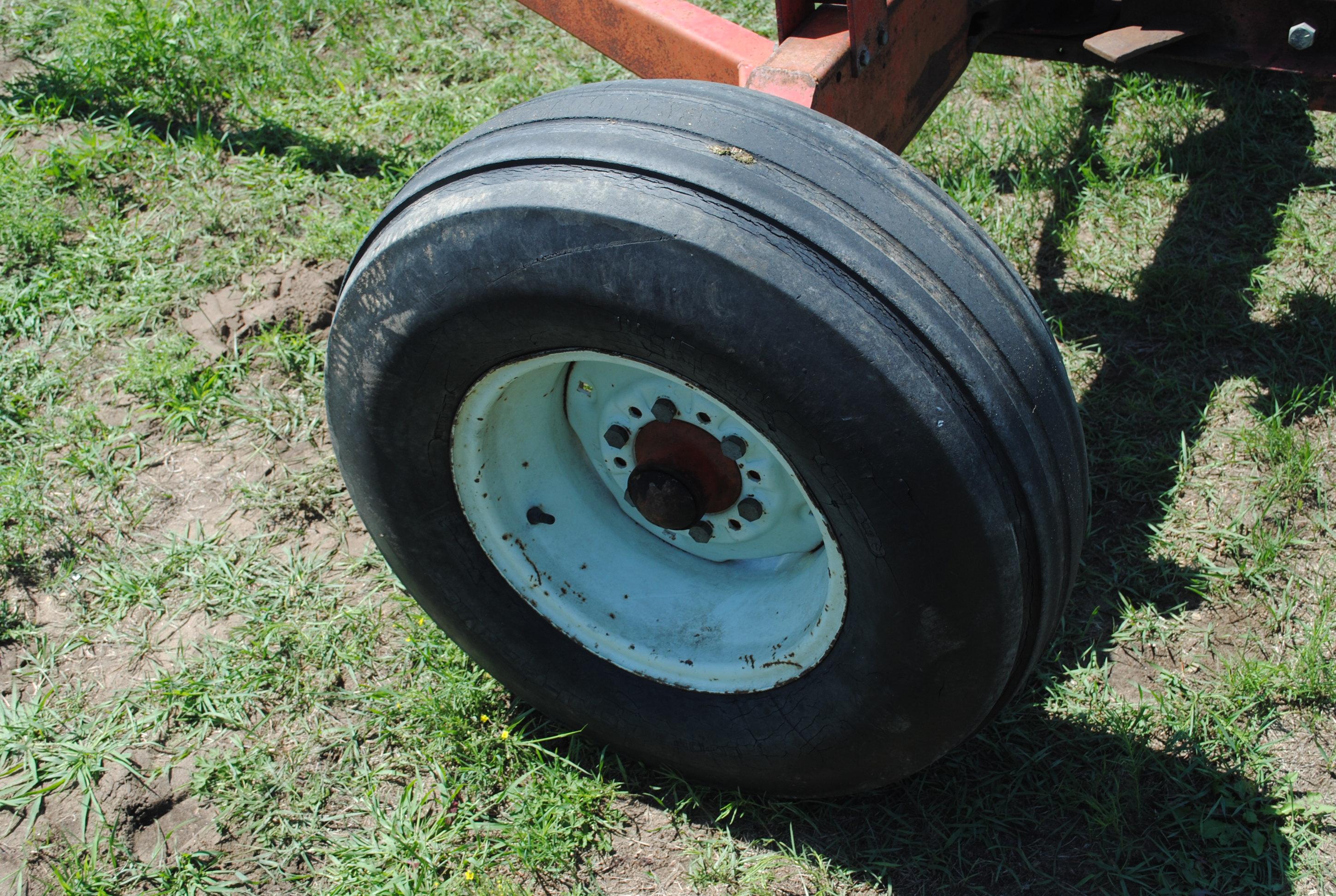 Forage King 10-ton 4-wheel running gear with extendable pole