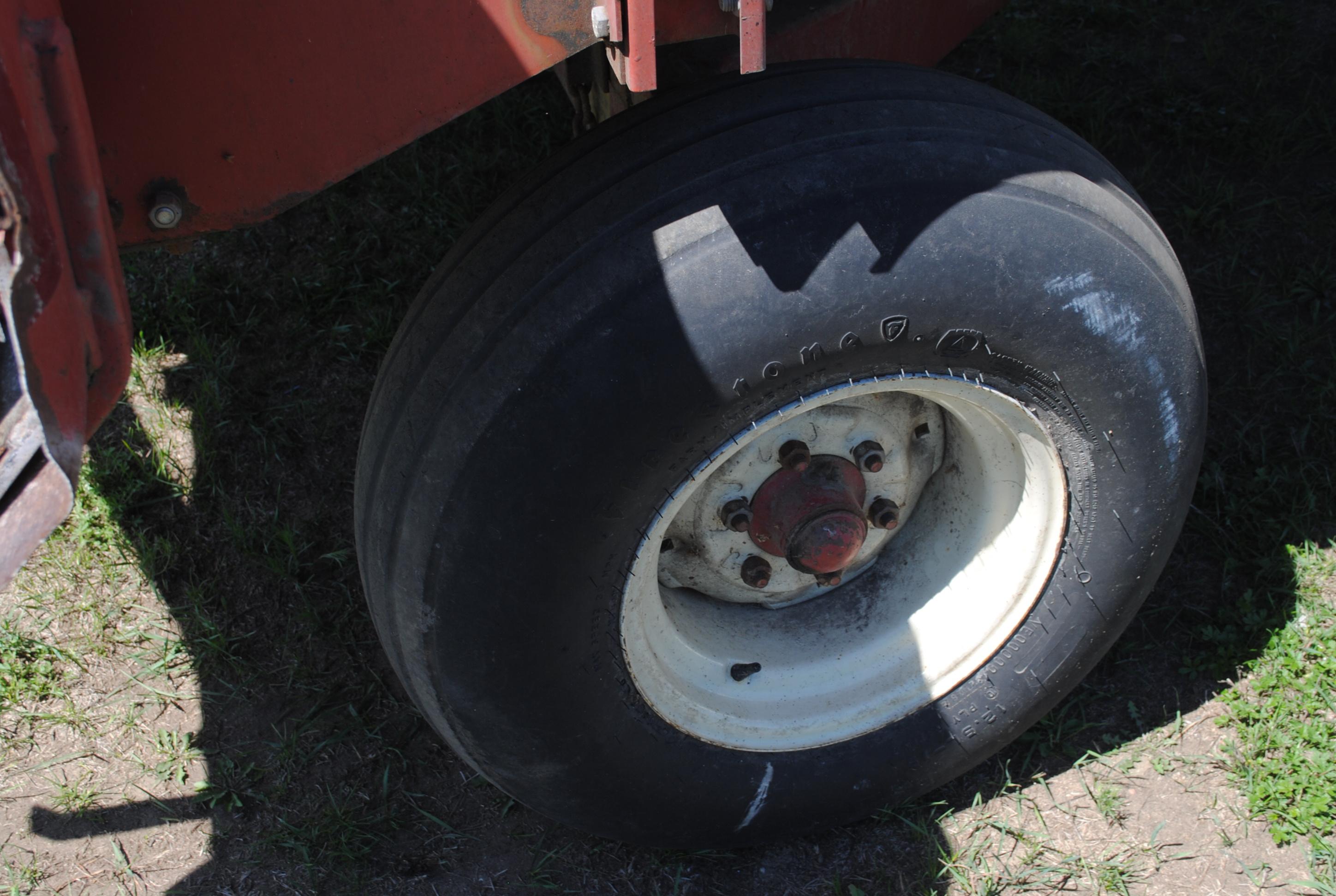 H&S 7+4 Twin Auger Silage Wagon, 18' on H&S running gear
