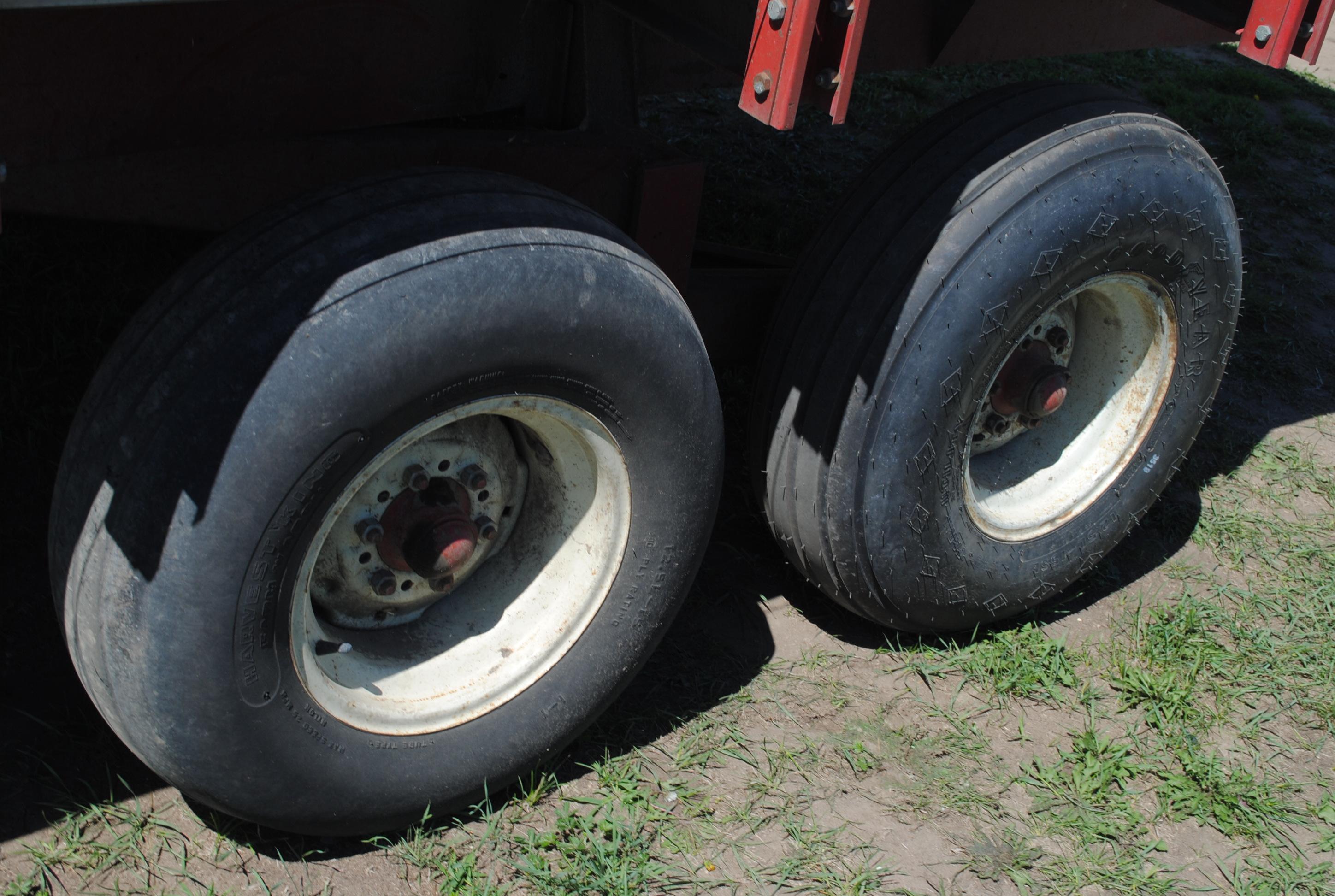 H&S 7+4 Twin Auger Silage Wagon, 18' on H&S running gear