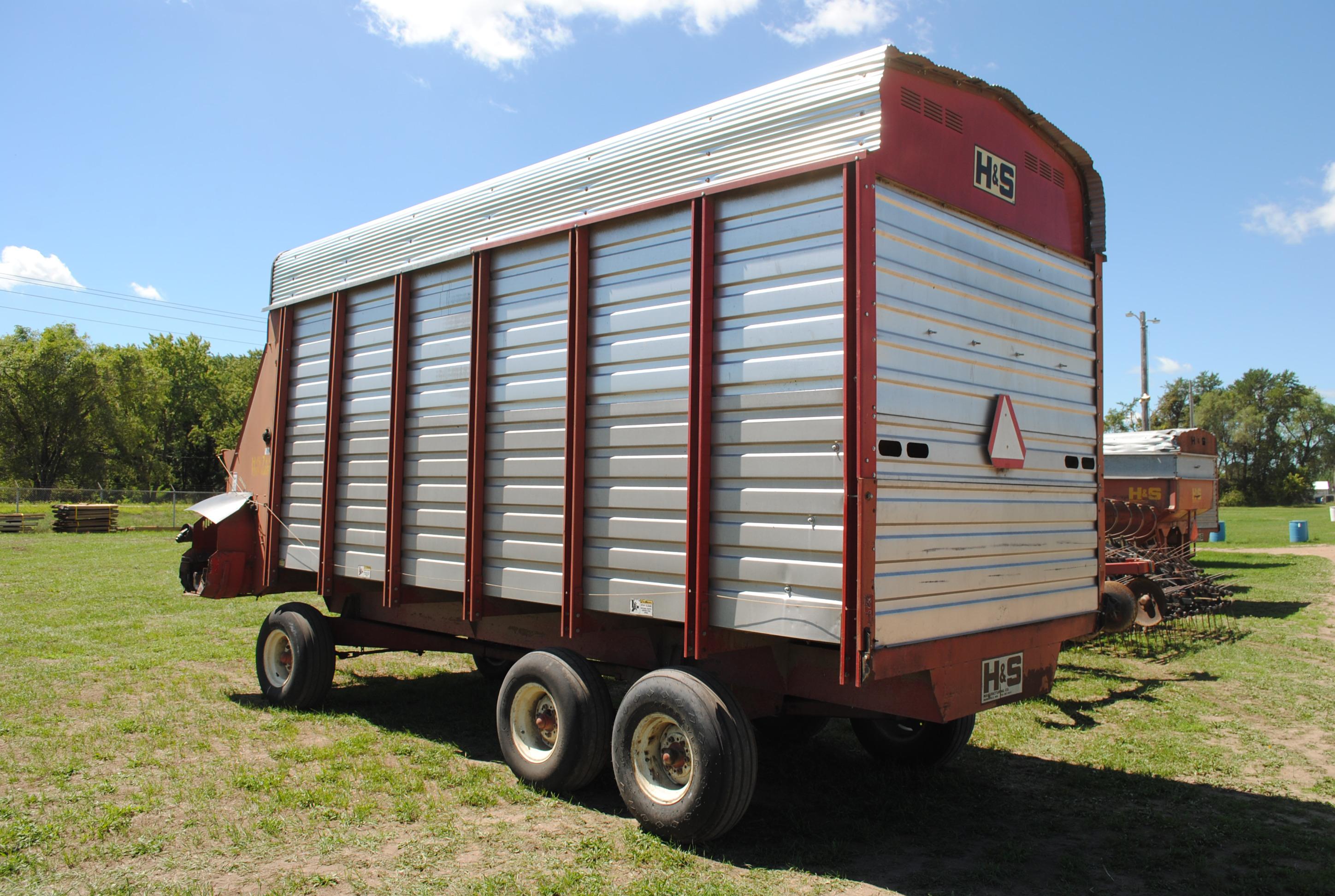 H&S 7+4 Twin Auger Silage Wagon, 18' on H&S running gear