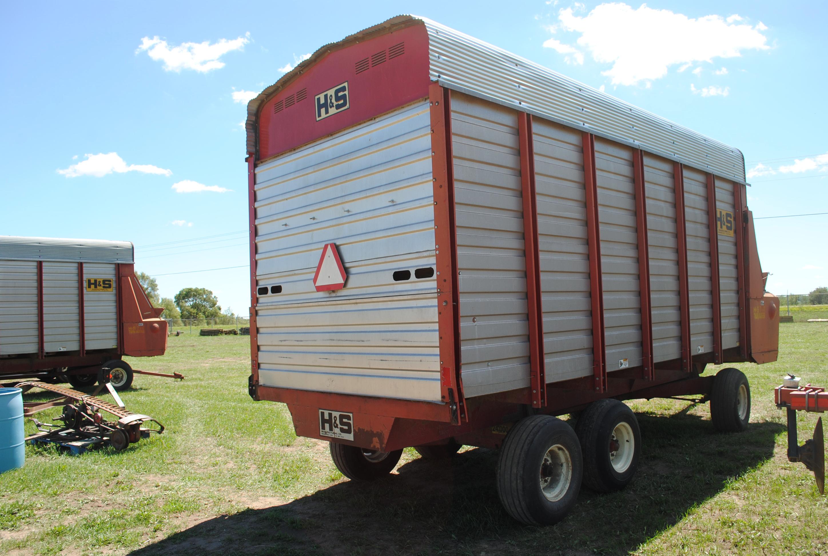 H&S 7+4 Twin Auger Silage Wagon, 18' on H&S running gear