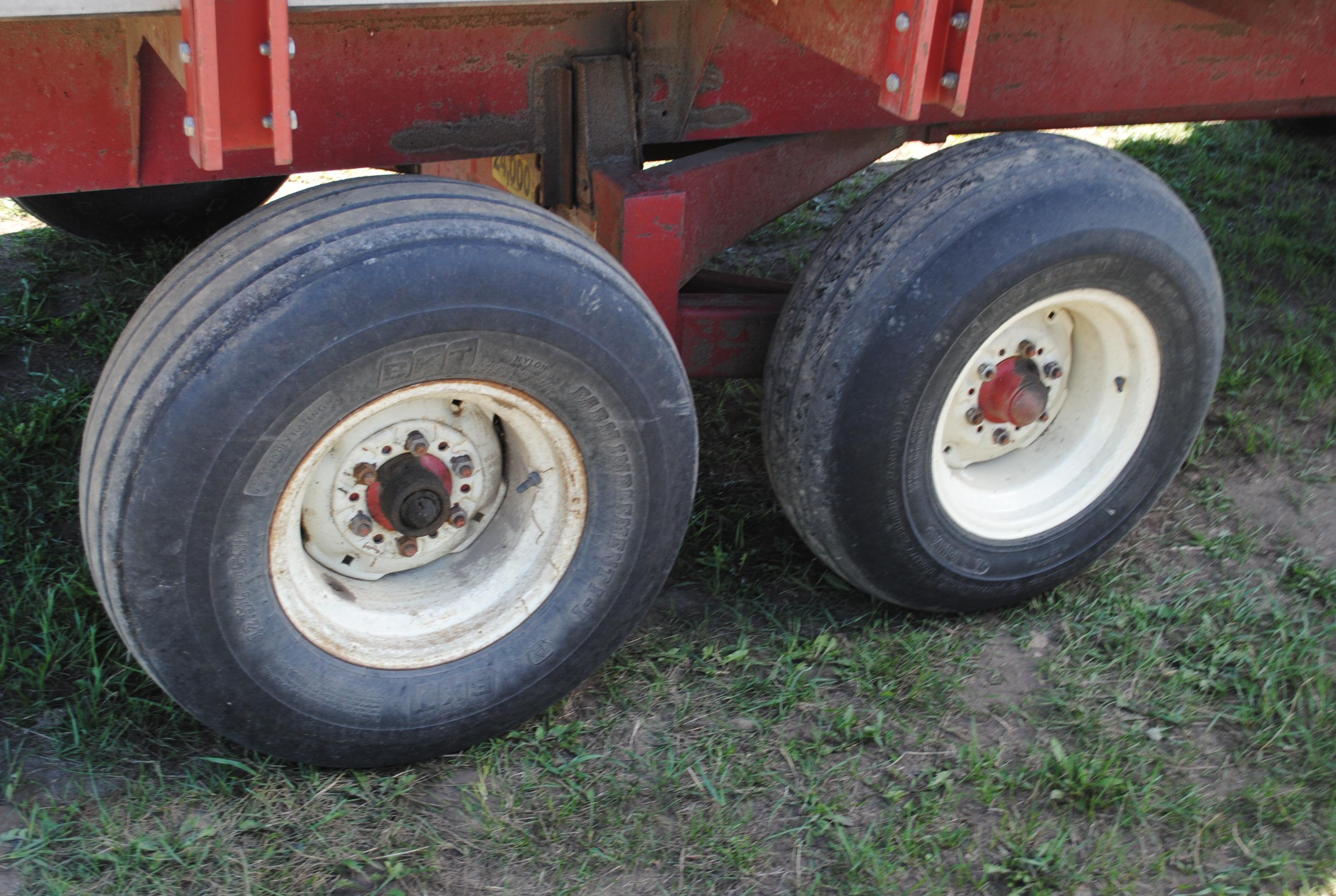 H&S 7+4 Twin Auger Silage Wagon, 18' on H&S running gear