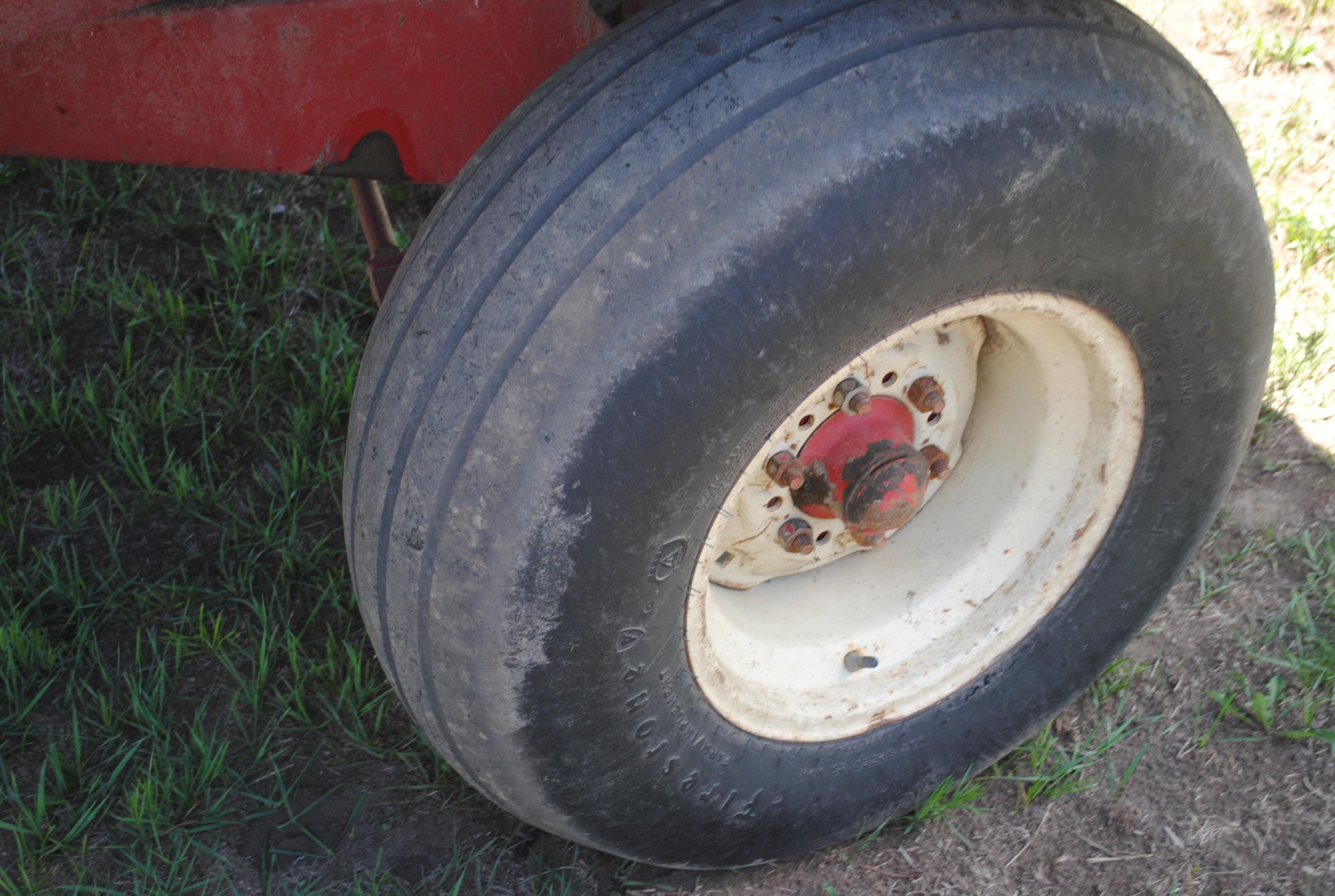 H&S 7+4 Twin Auger Silage Wagon, 18' on H&S running gear