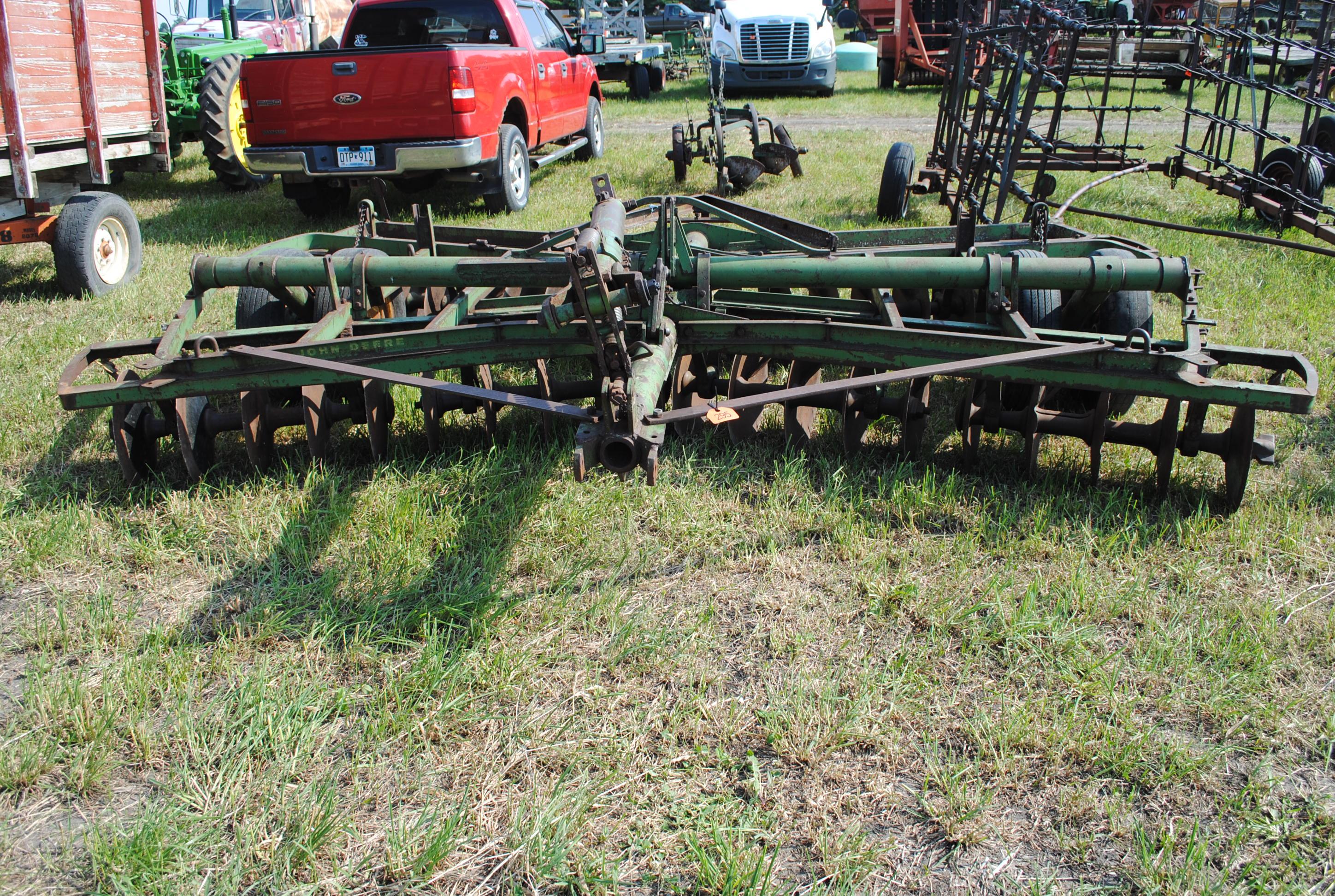 John Deere 14' Disc, has disc cleaners but some are missing