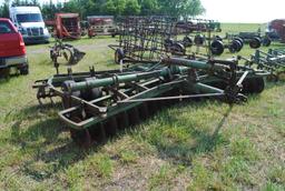 John Deere 14' Disc, has disc cleaners but some are missing