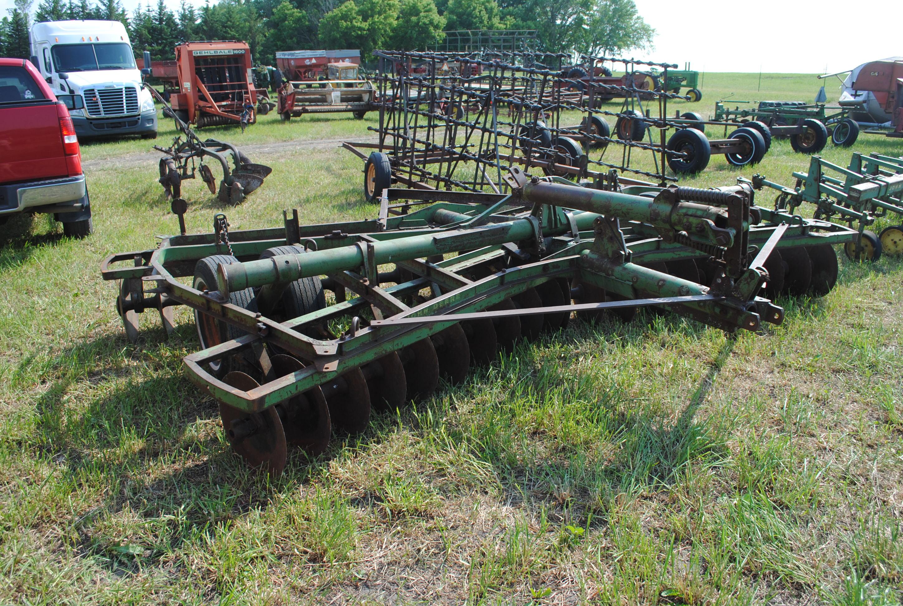 John Deere 14' Disc, has disc cleaners but some are missing