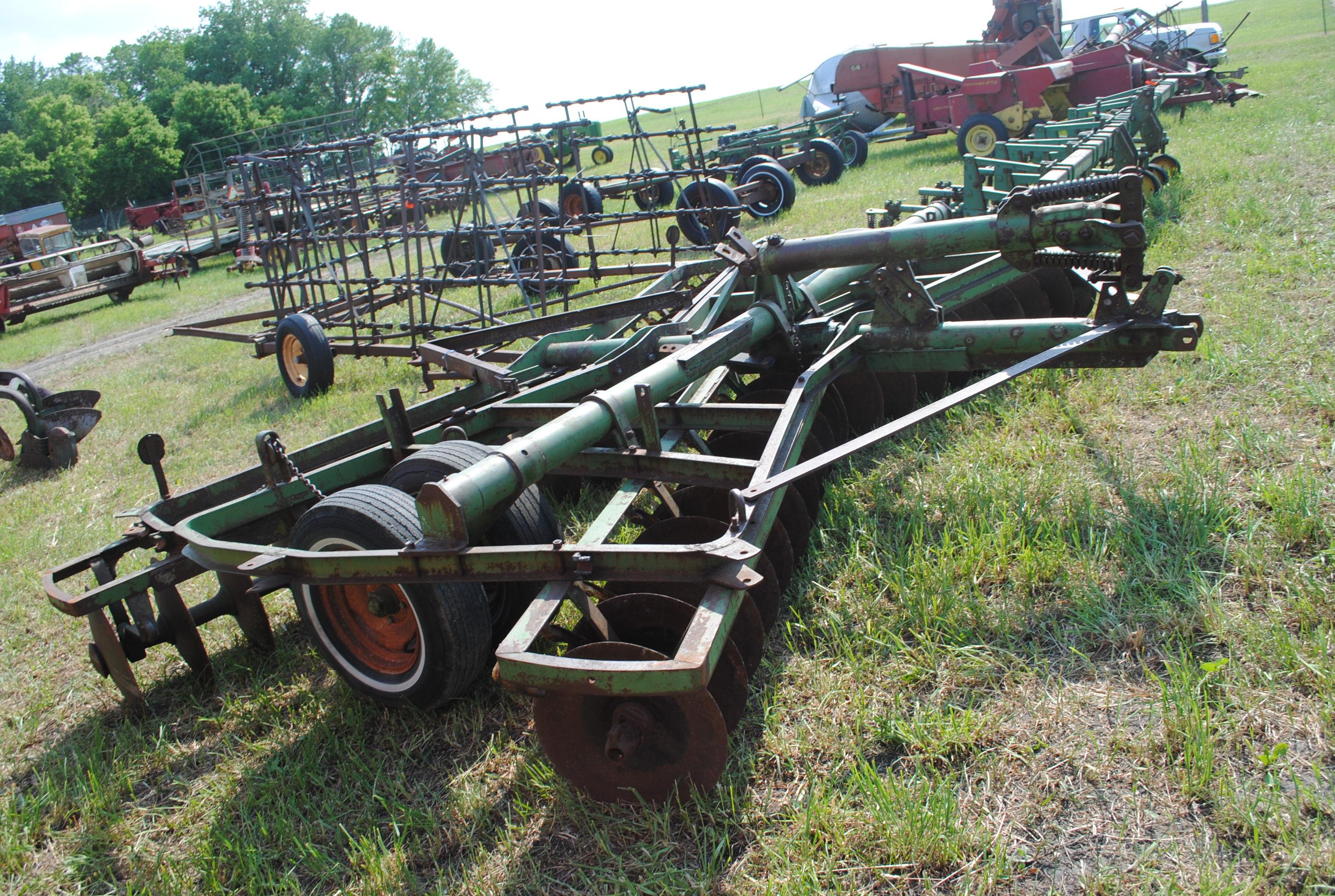 John Deere 14' Disc, has disc cleaners but some are missing
