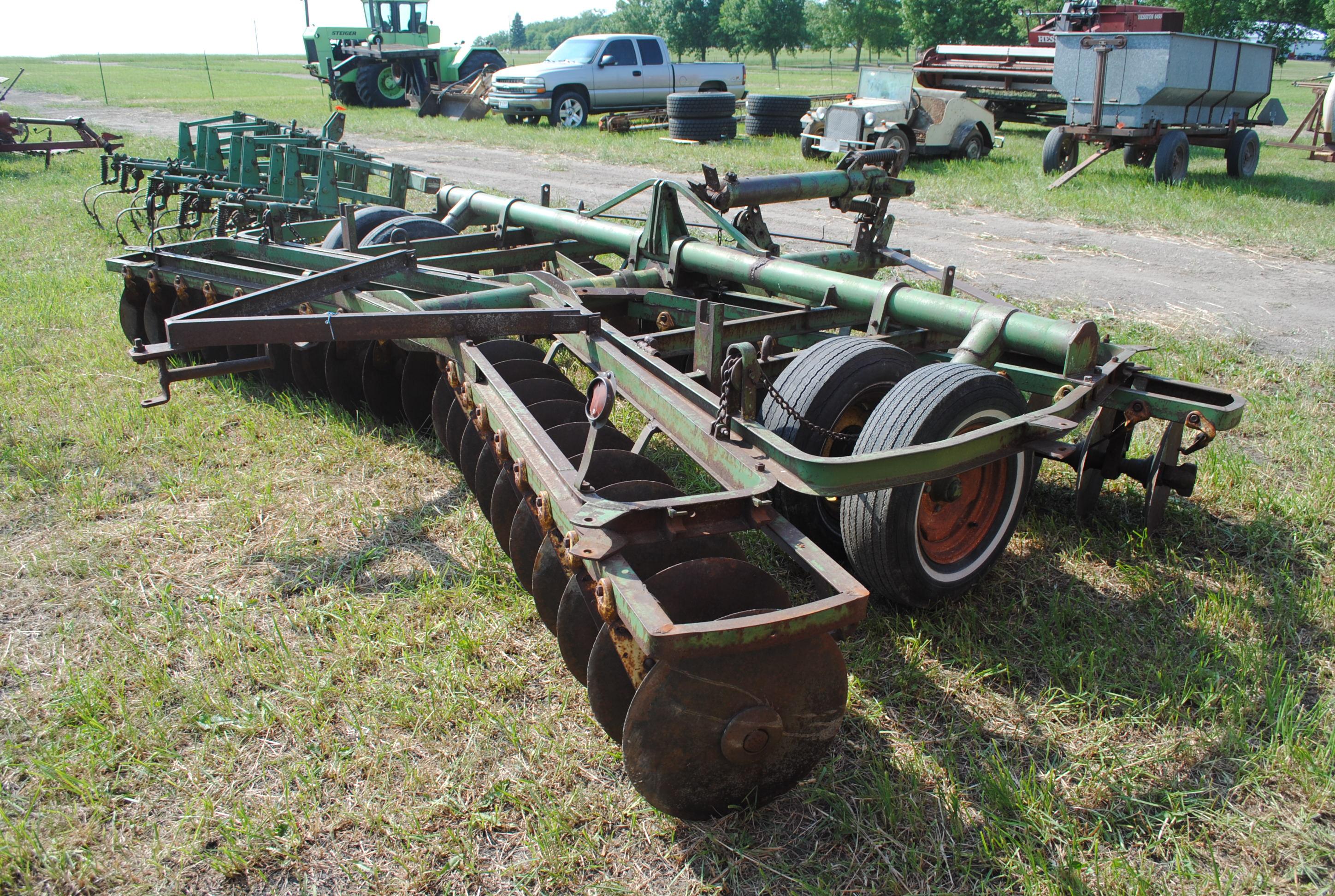 John Deere 14' Disc, has disc cleaners but some are missing