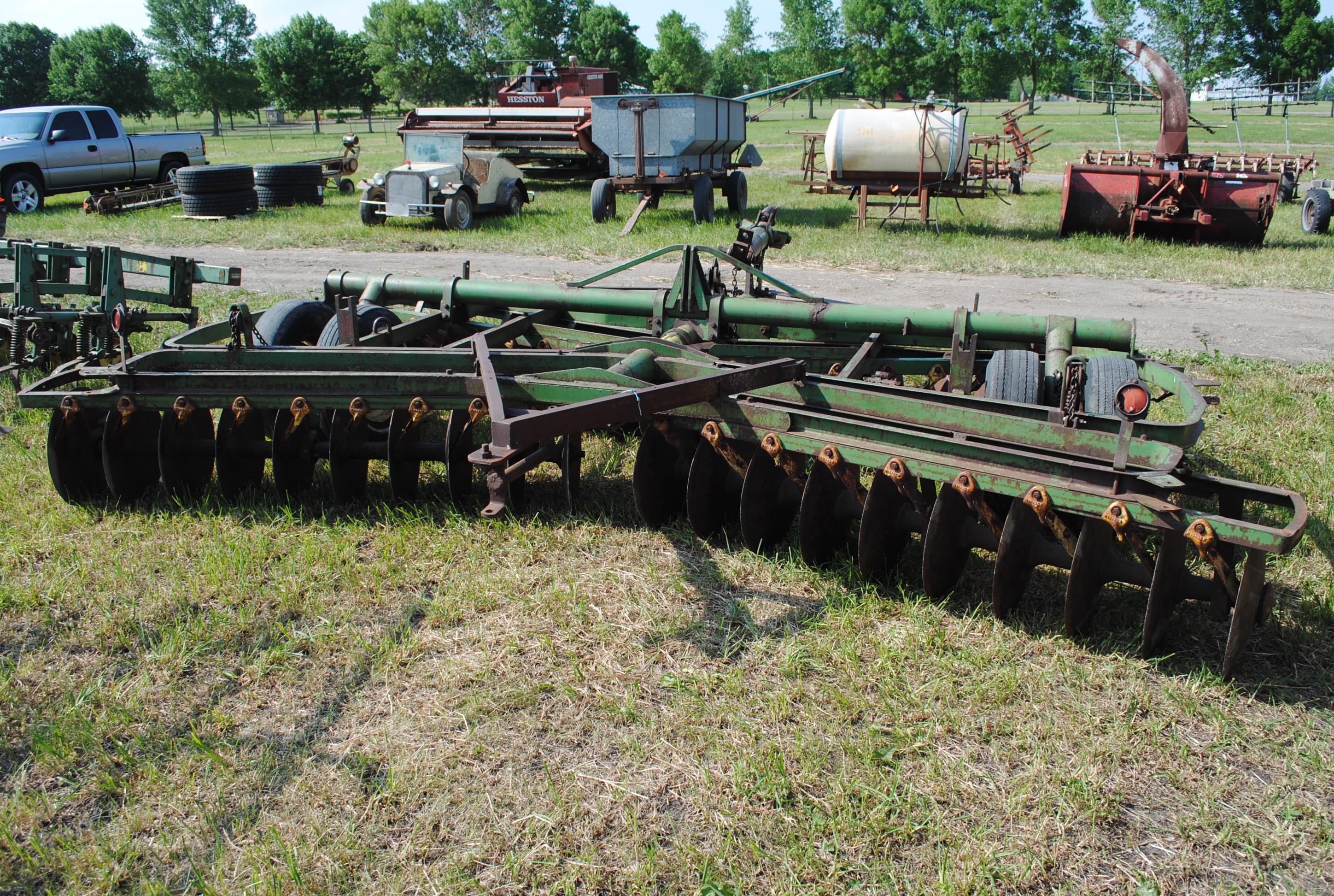 John Deere 14' Disc, has disc cleaners but some are missing