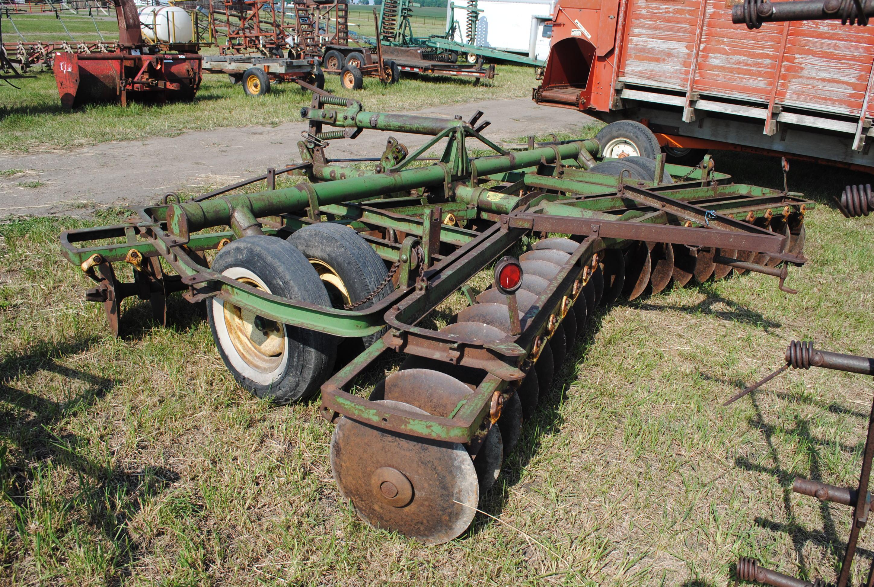 John Deere 14' Disc, has disc cleaners but some are missing