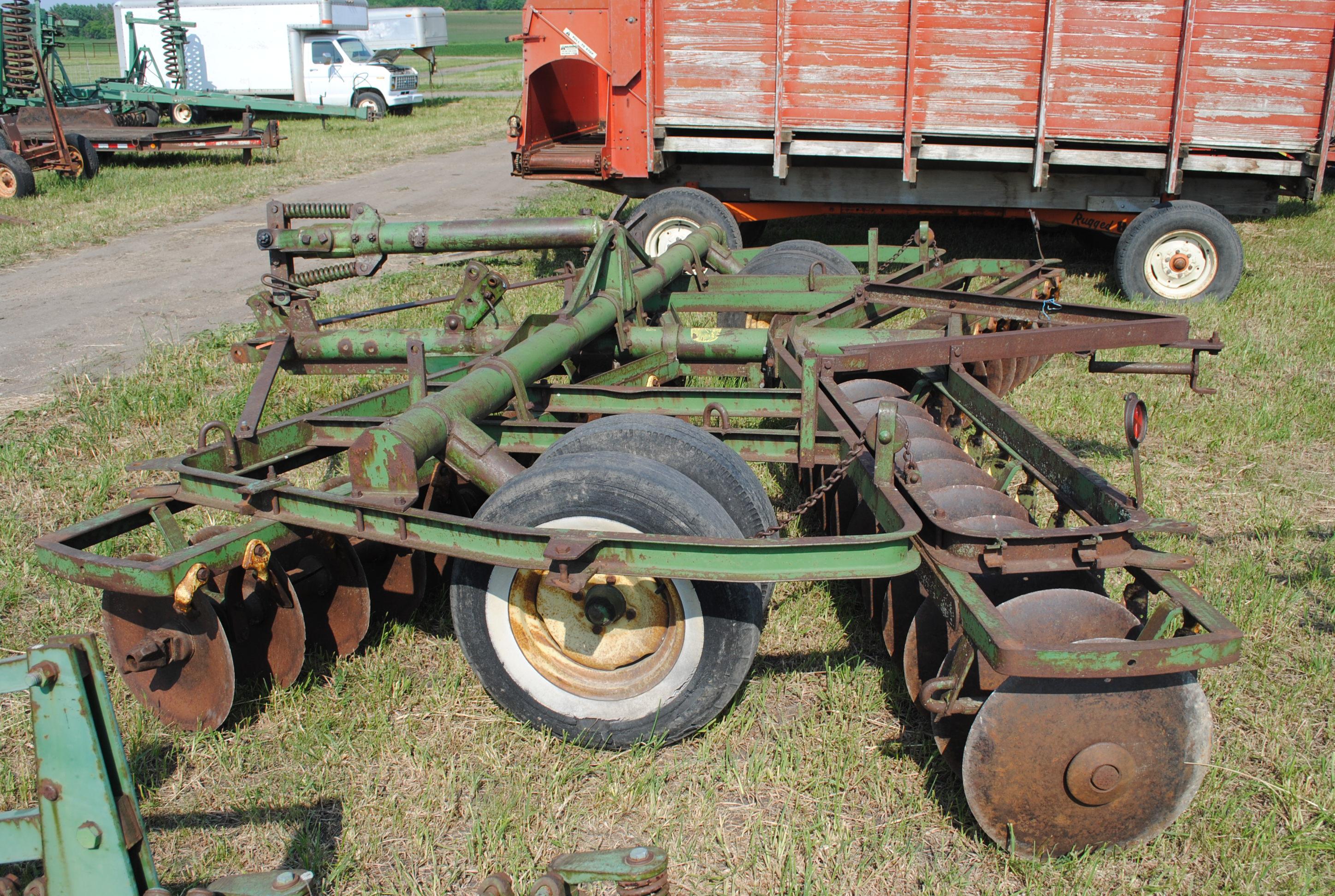 John Deere 14' Disc, has disc cleaners but some are missing
