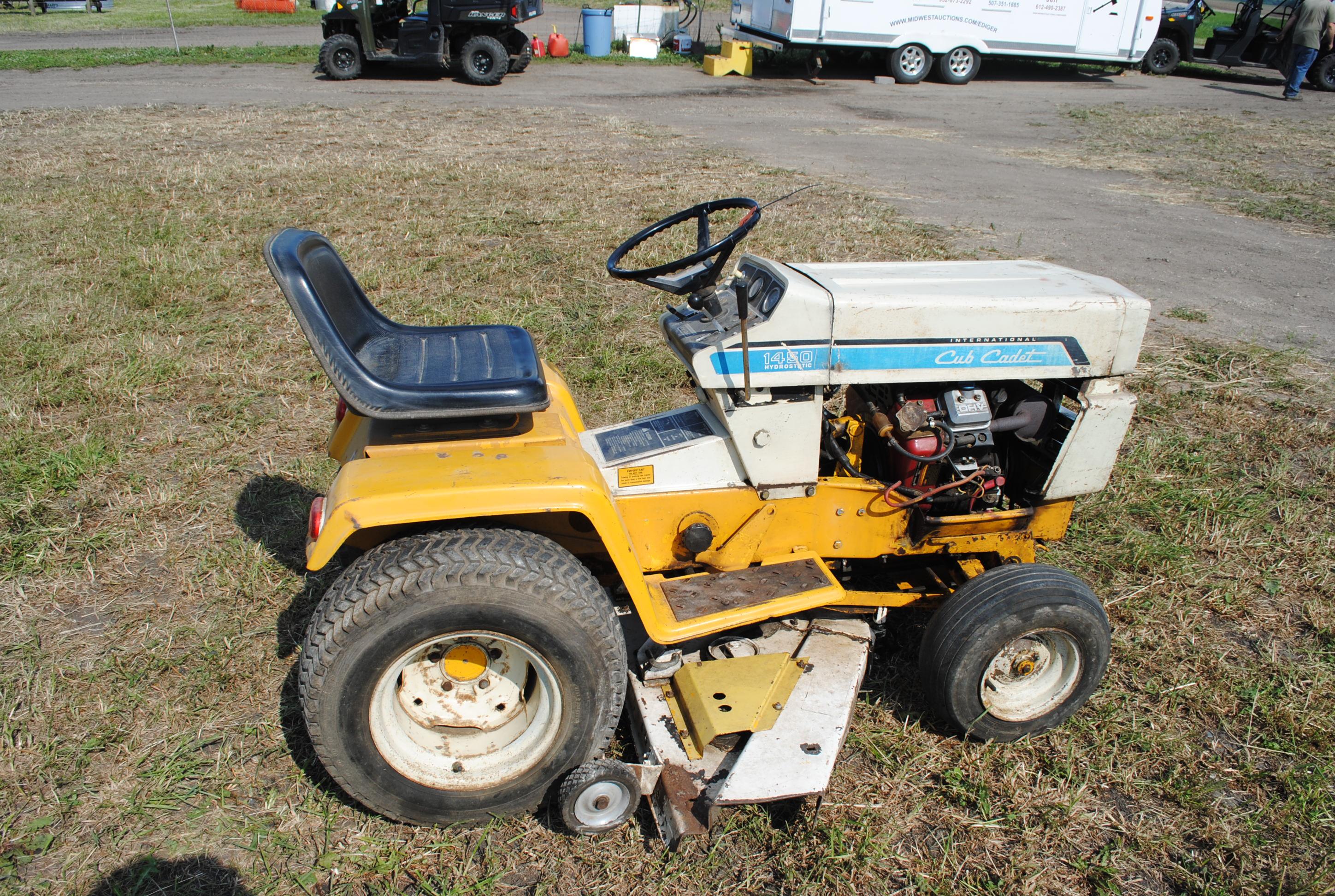 Cub Cadet International 1450 hydrostatic 16HP V-twin Vangaard Briggs & Stratton engine, 48" deck