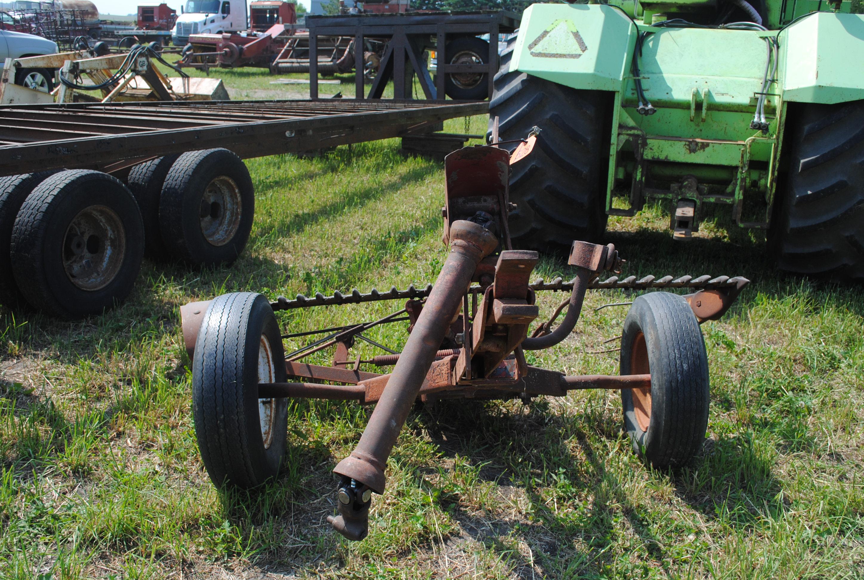 International 100 Sickle pull-type sickle mower, only used once since the new sickle has been on the