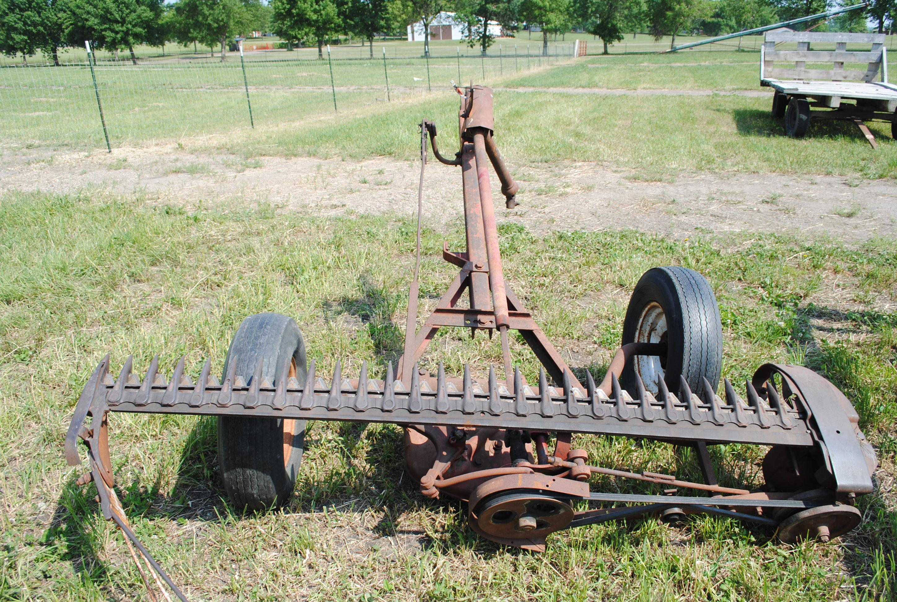 International 100 Sickle pull-type sickle mower, only used once since the new sickle has been on the