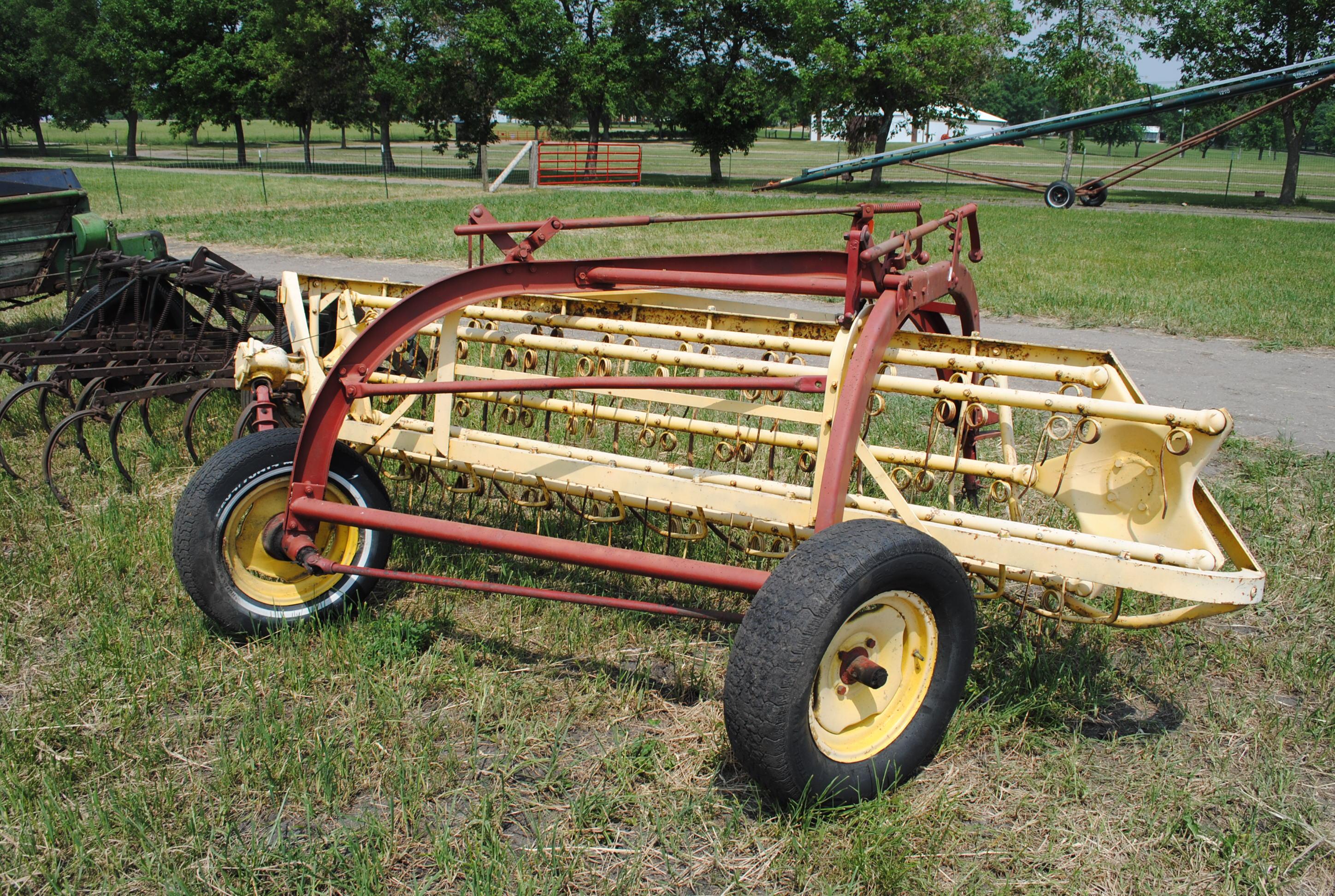 New Holland 56 Hay rake, works