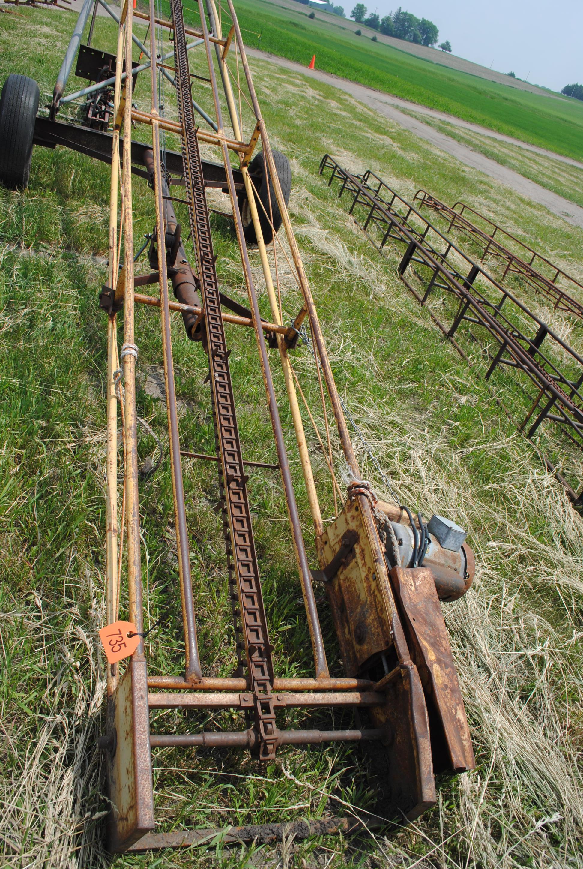 Approx. 25' bale conveyor on transport with electric motor
