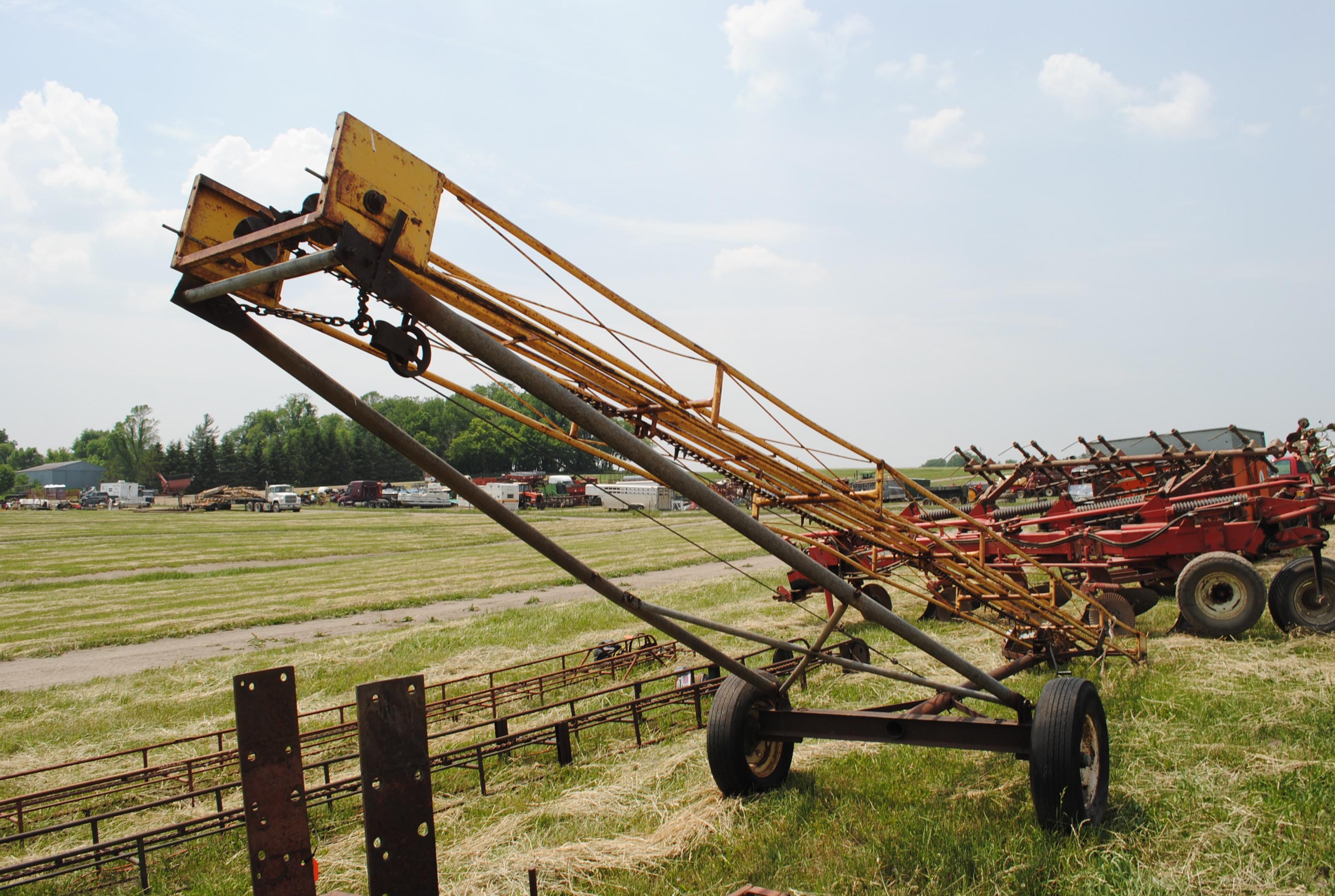 Approx. 25' bale conveyor on transport with electric motor