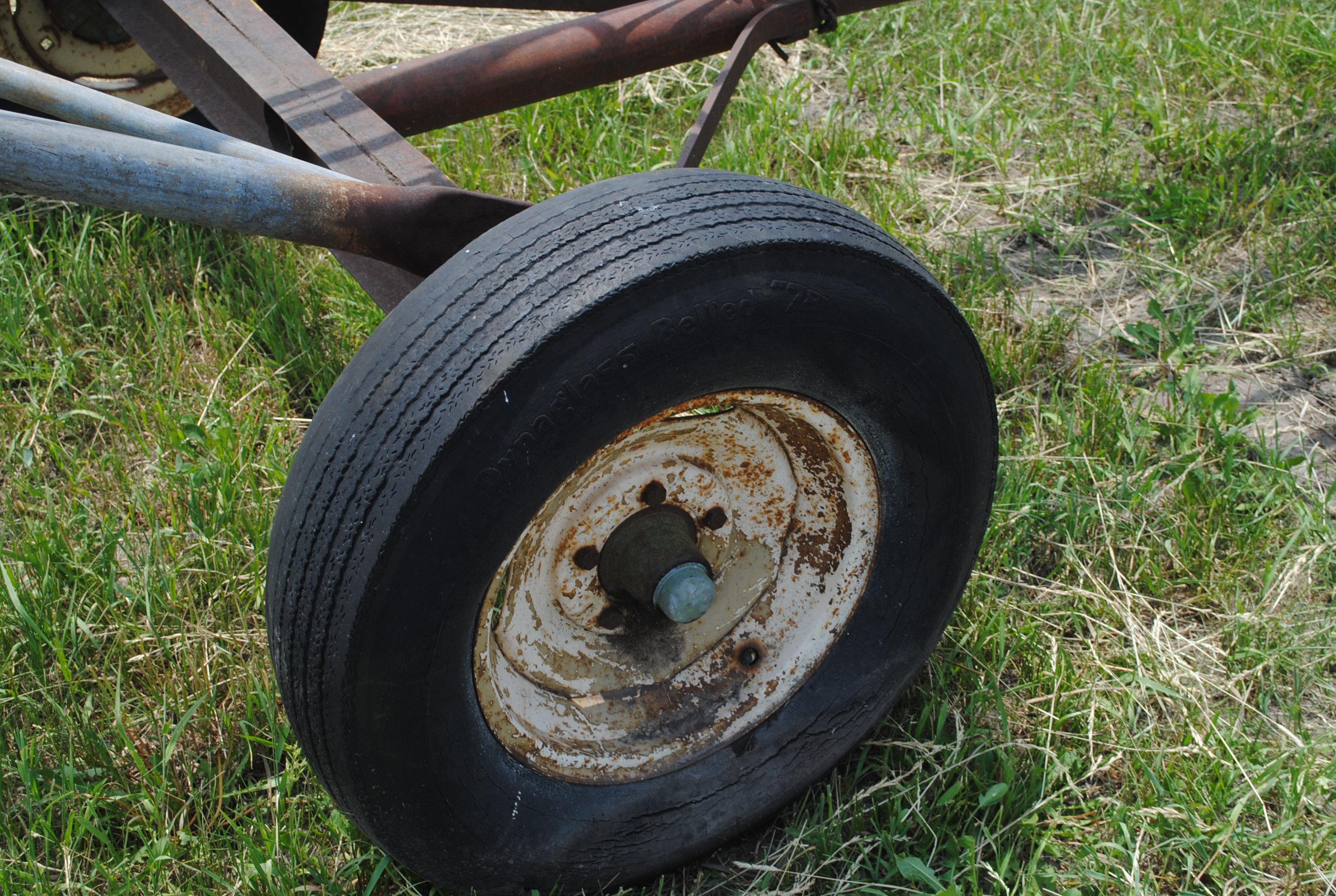 Approx. 25' bale conveyor on transport with electric motor