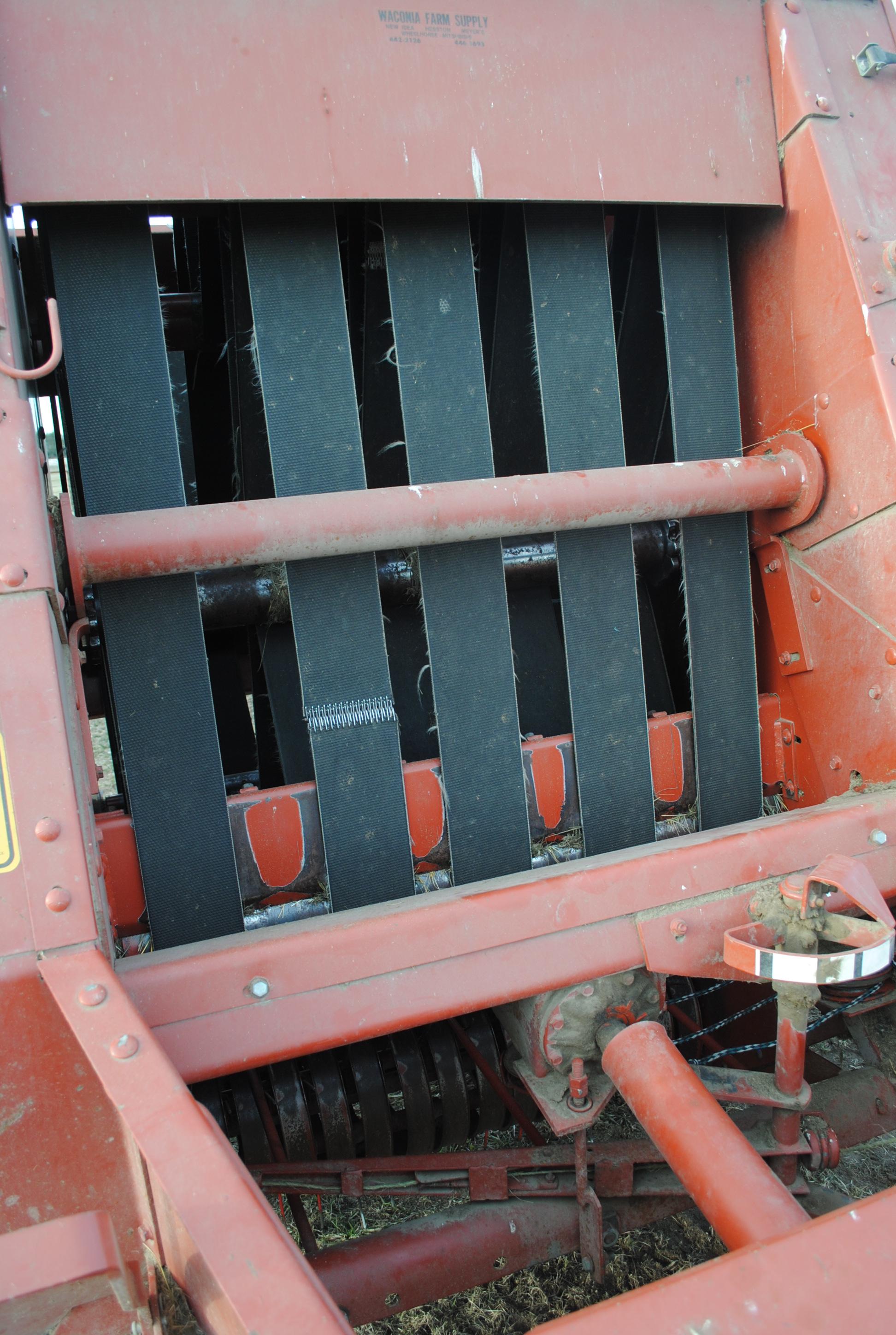 Hesston 530 Round baler, makes approx. 4' bales