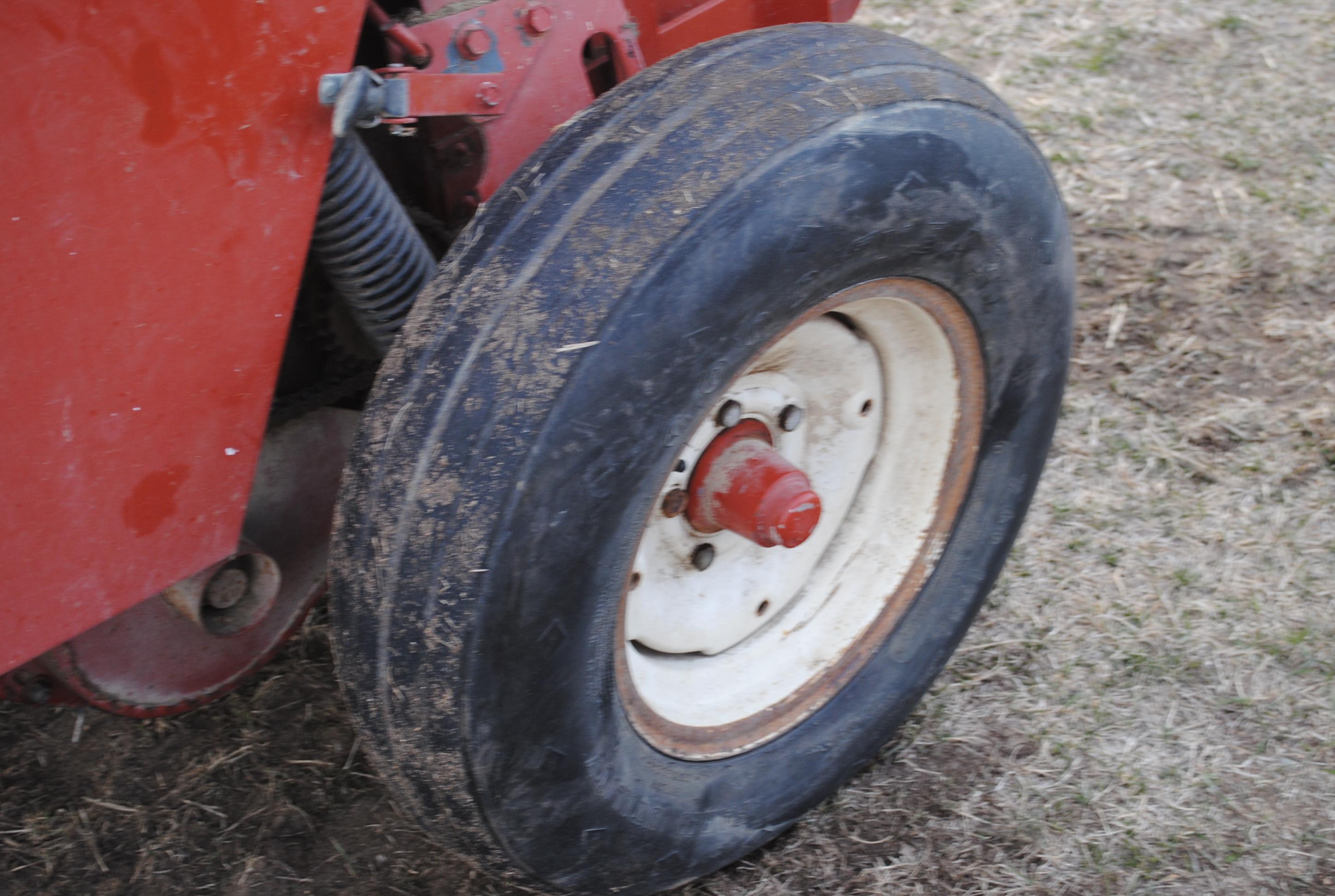 Hesston 530 Round baler, makes approx. 4' bales