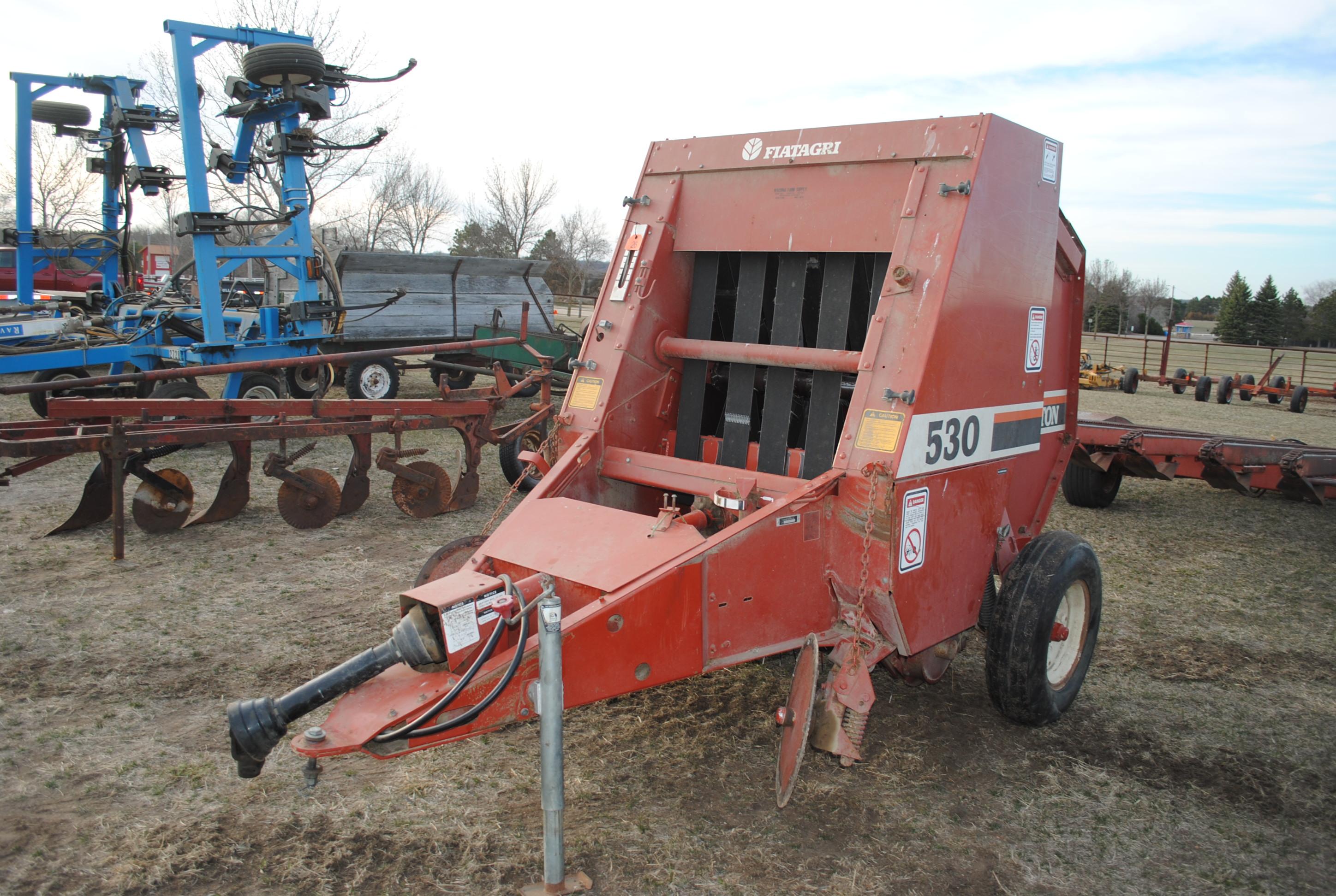 Hesston 530 Round baler, makes approx. 4' bales