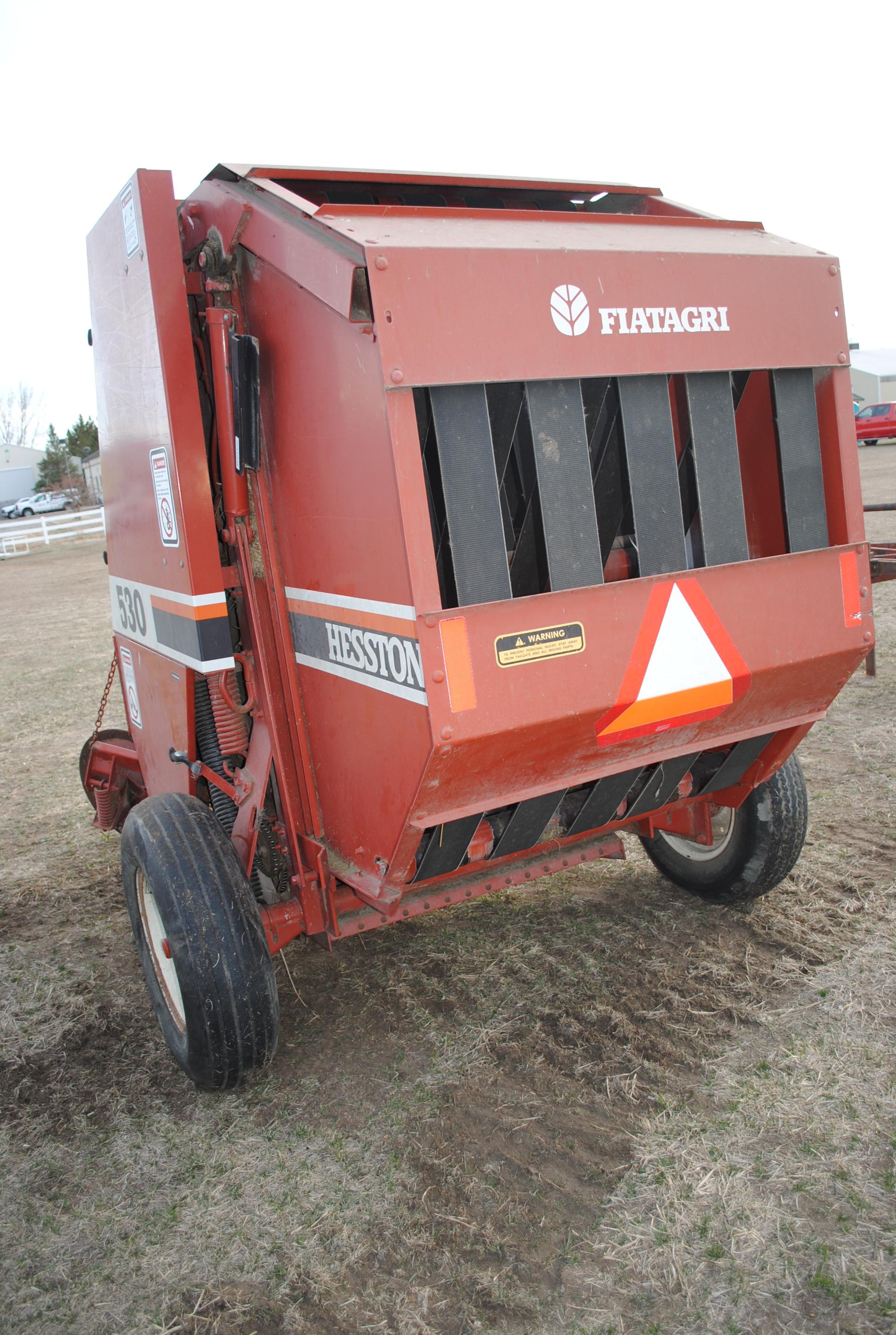 Hesston 530 Round baler, makes approx. 4' bales